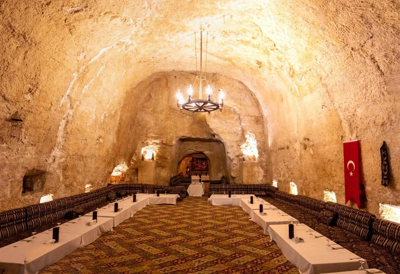 Evening entertainment in Elruha Hotel