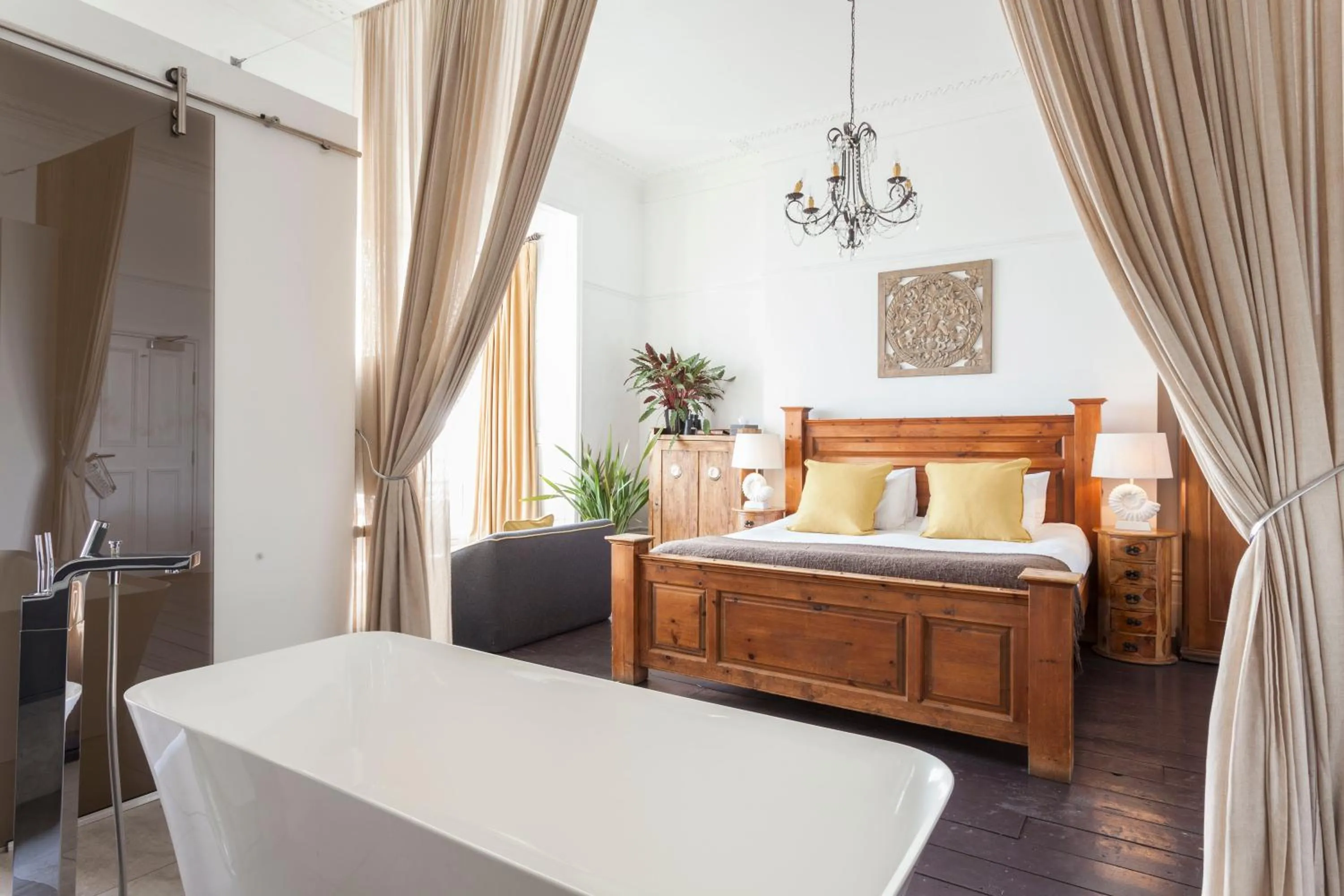 Bathroom, Bed in Zanzibar House 8-Bedroom Holiday House with Hot Tub & Yoga Studio