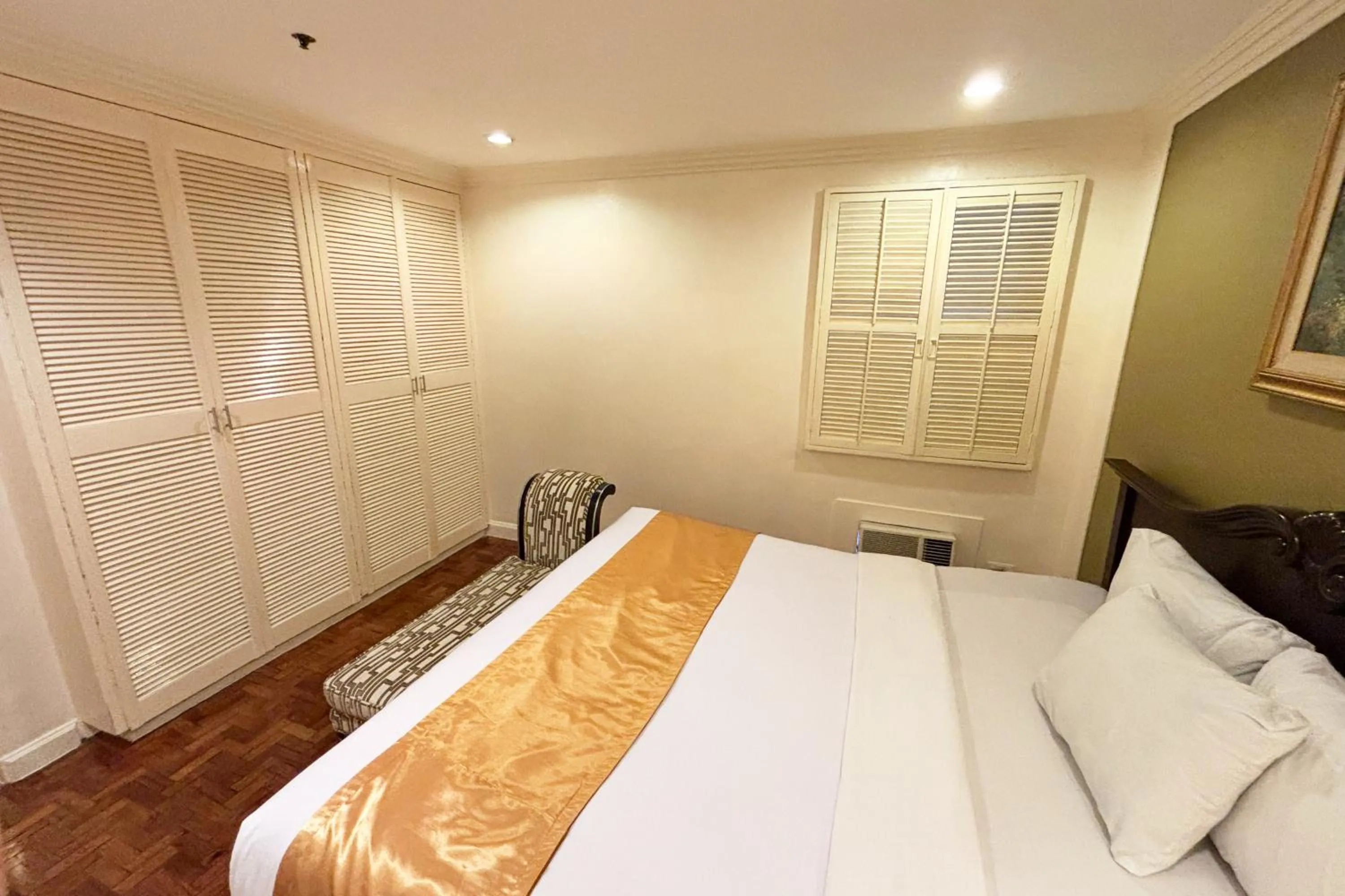 Bed in Lourdes Family Suites Makati powered by Cocotel