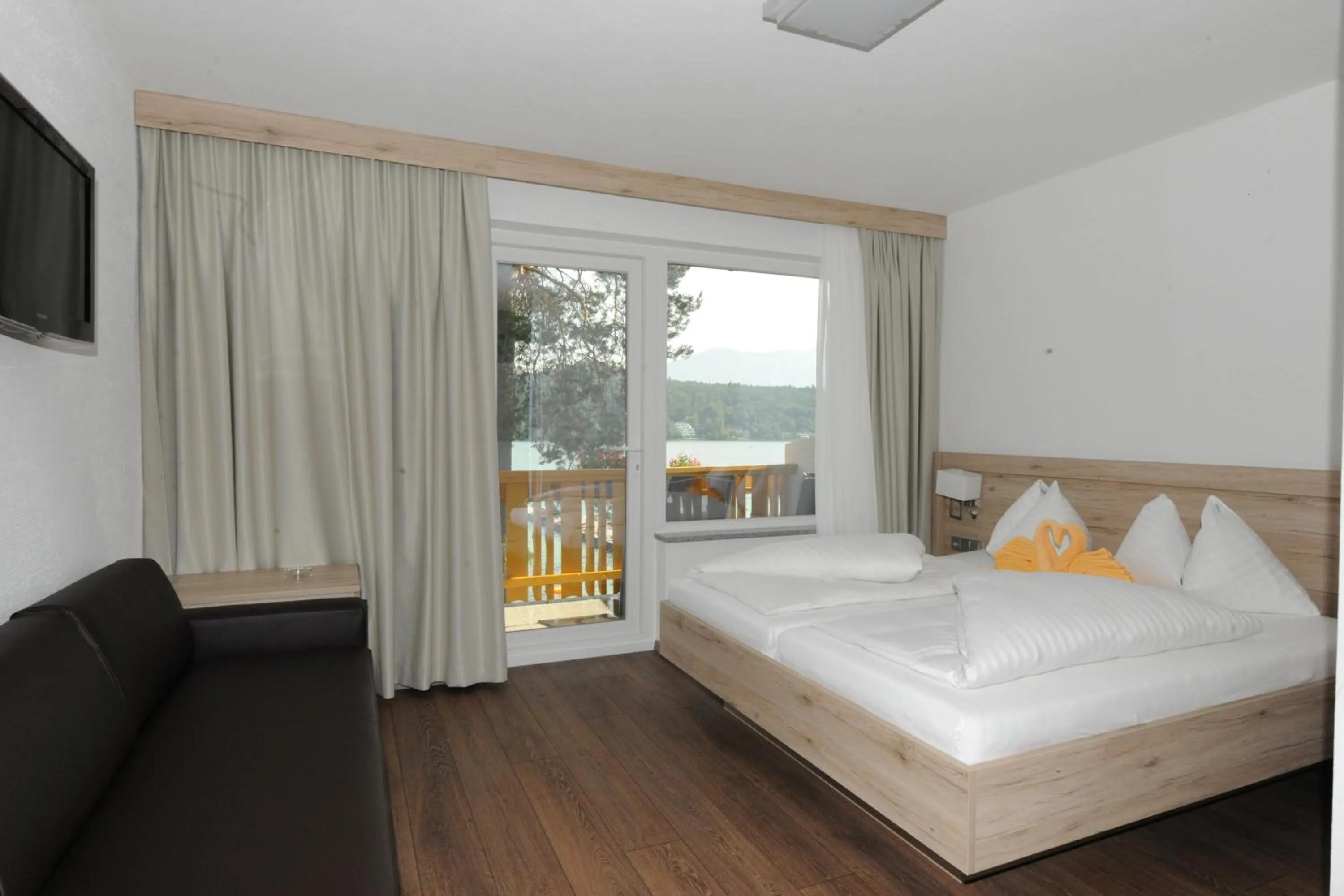 Photo of the whole room, Bed in Terrassenhotel Reichmann