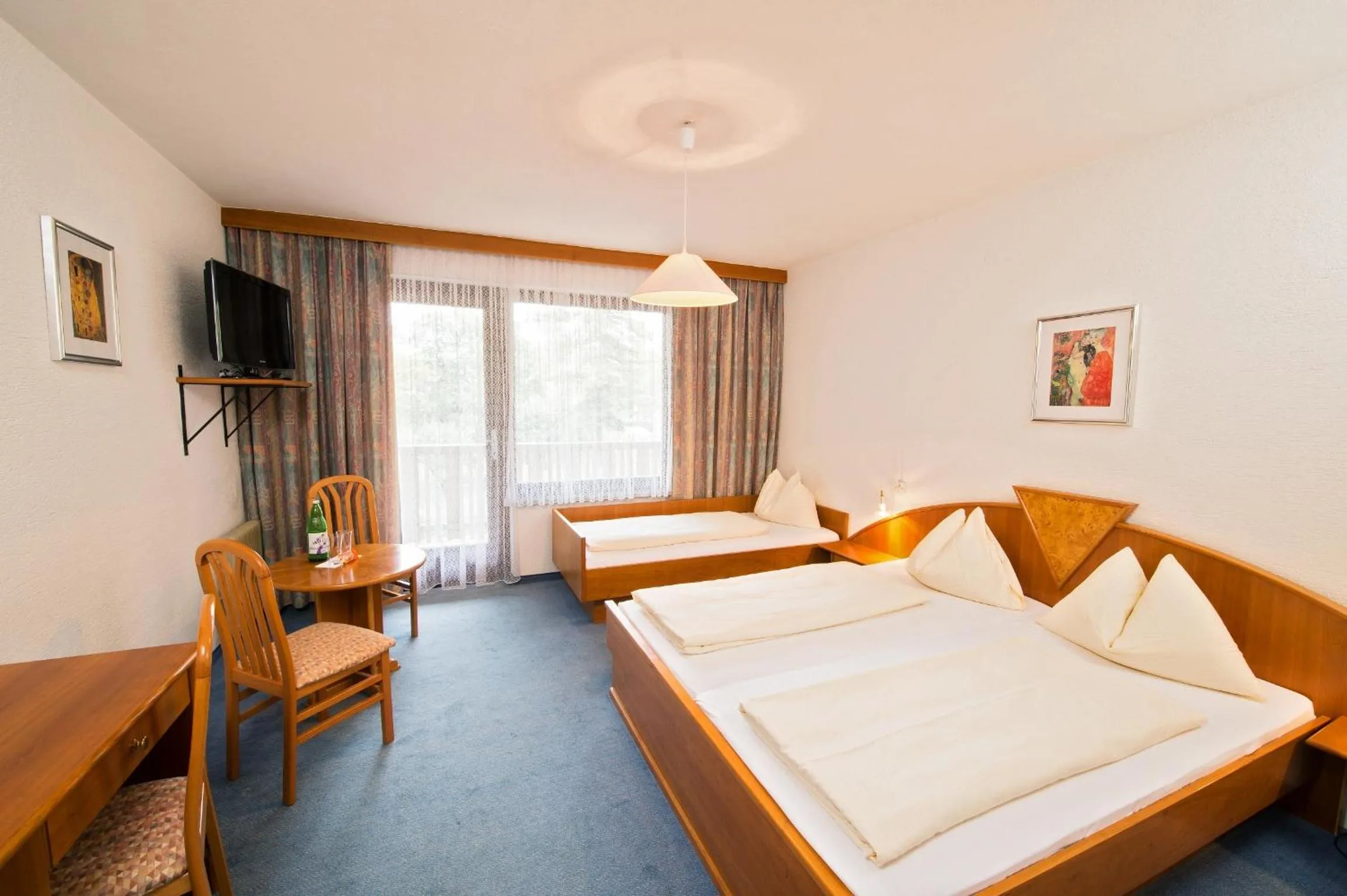 Photo of the whole room, Bed in Terrassenhotel Reichmann