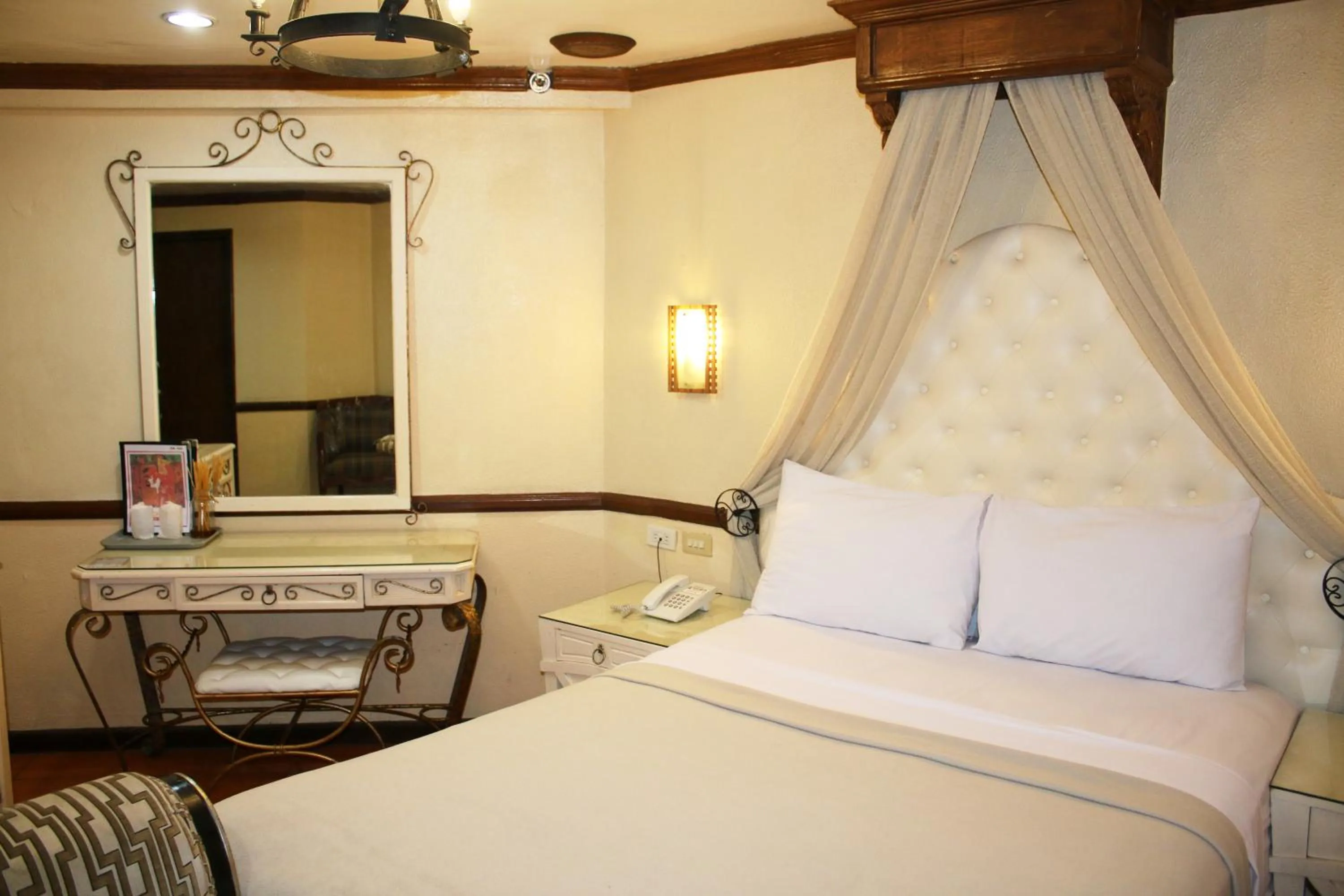 Bed in Camelot Hotel Quezon City powered by Cocotel