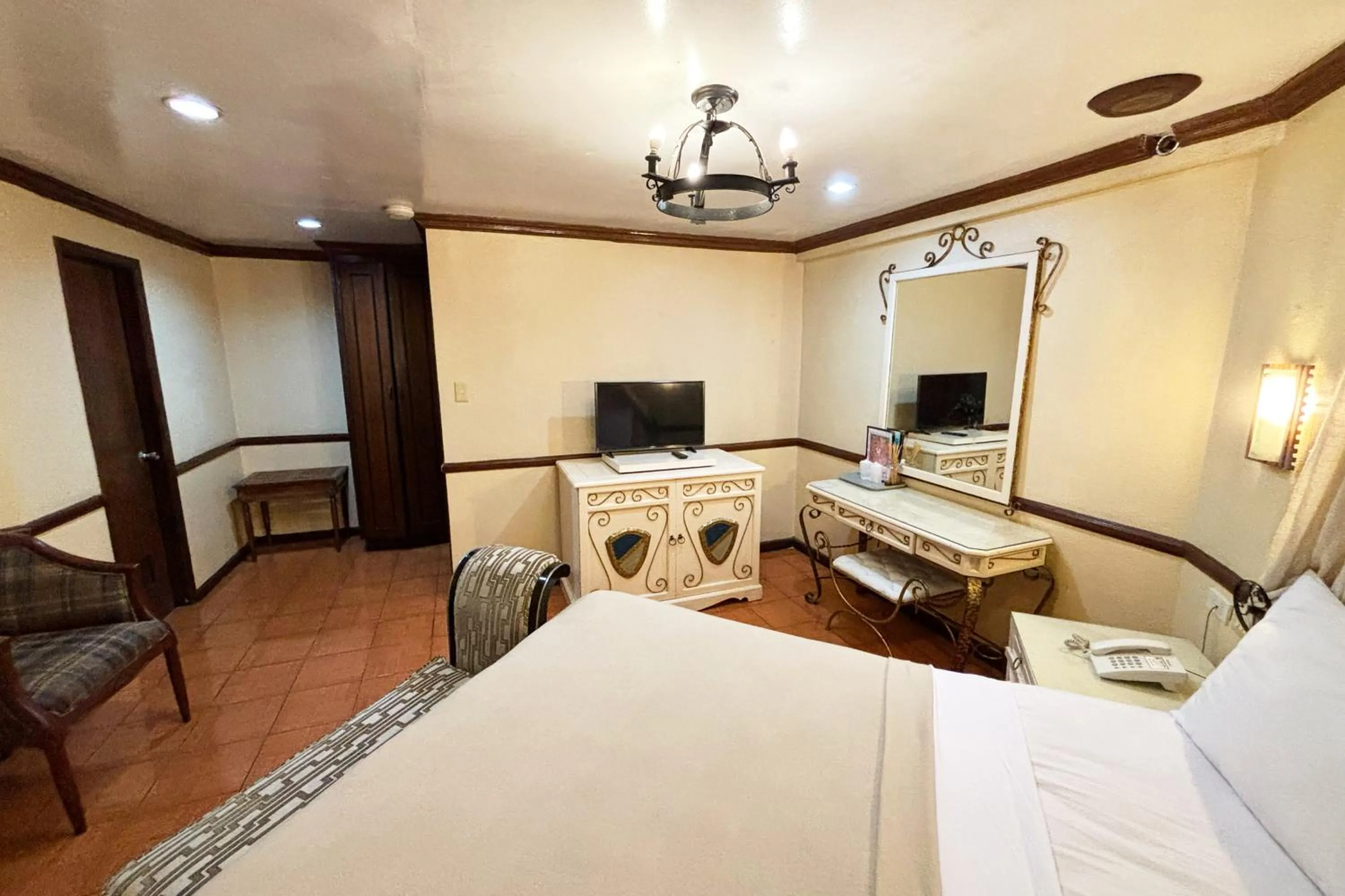 Bed in Camelot Hotel Quezon City powered by Cocotel