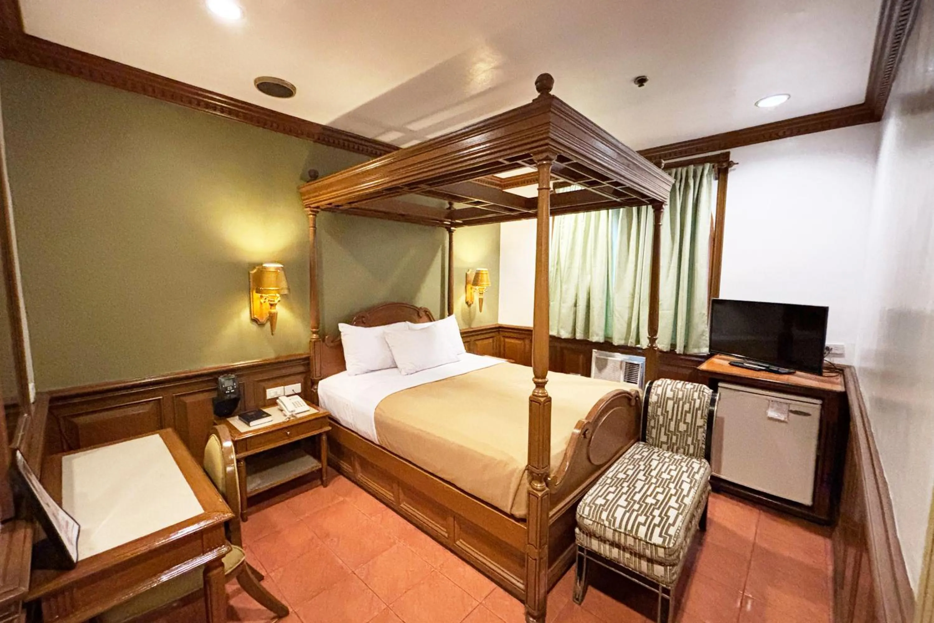 Bed in Camelot Hotel Quezon City powered by Cocotel