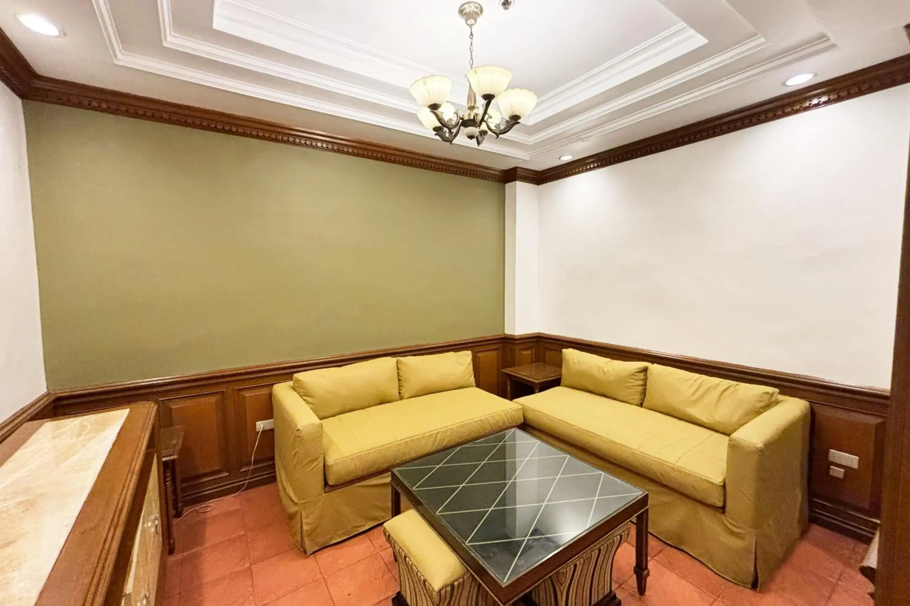 Junior Suite in Camelot Hotel Quezon City powered by Cocotel Junior Suite in Camelot Hotel Quezon City powered by Cocotel