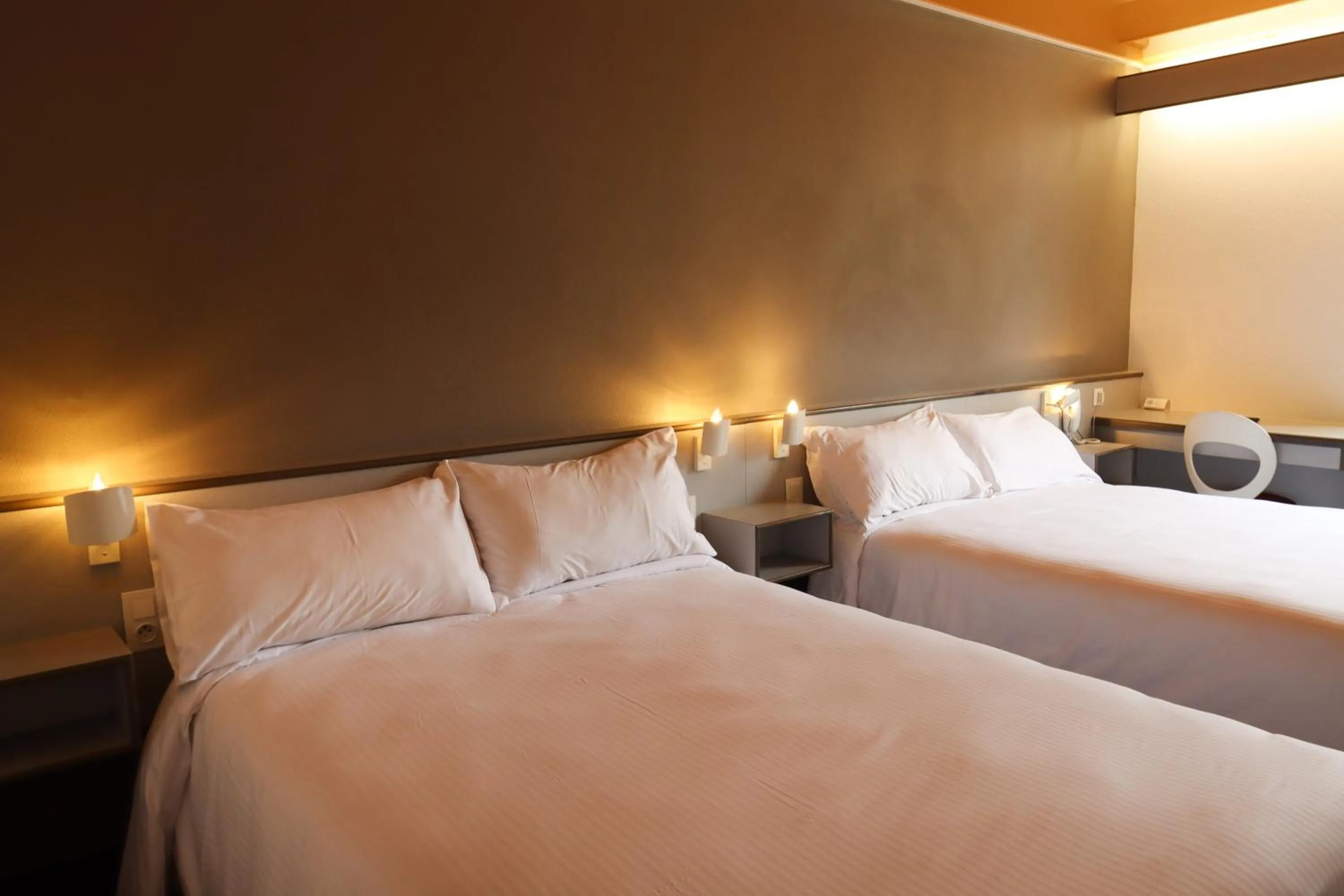 Bed in Hôtel Le Lons