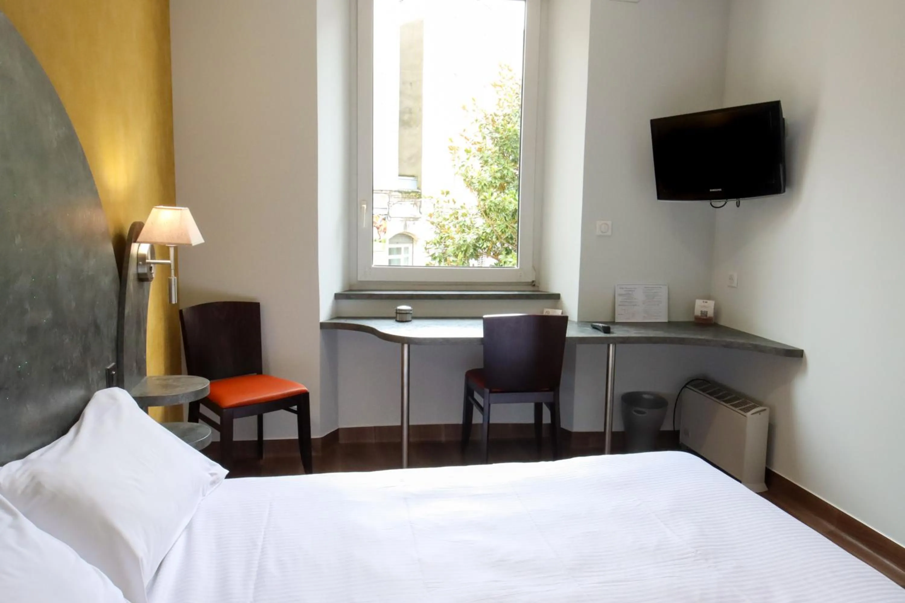 Bed in Hôtel Le Lons