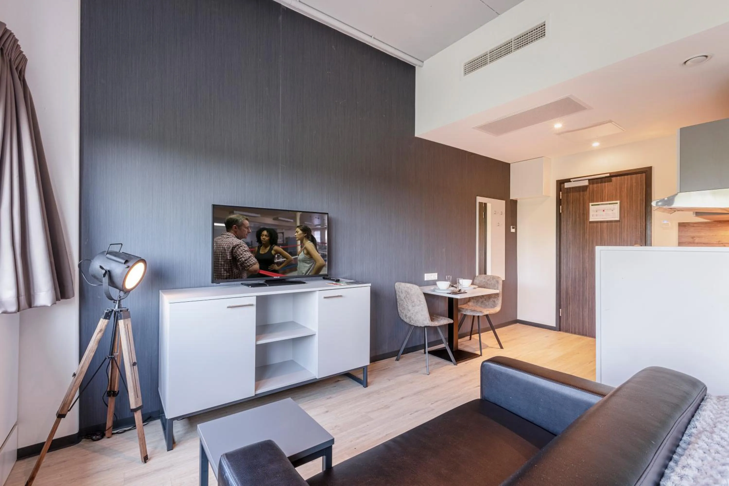 TV and multimedia in 2L De Blend