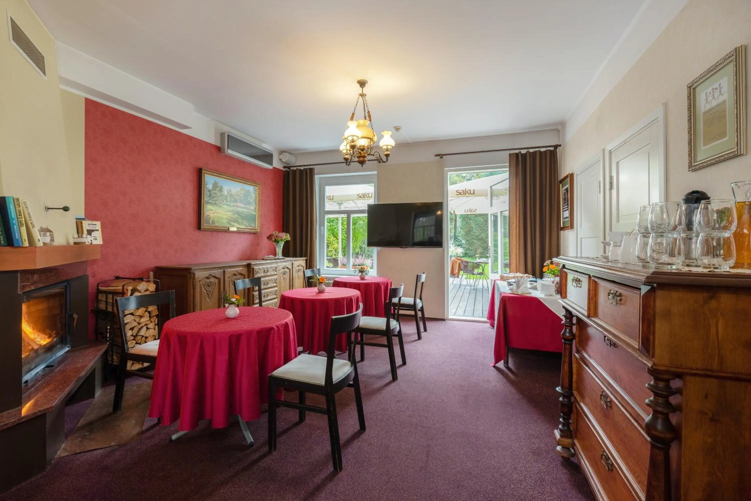 Restaurant/places to eat in Verevi Motel