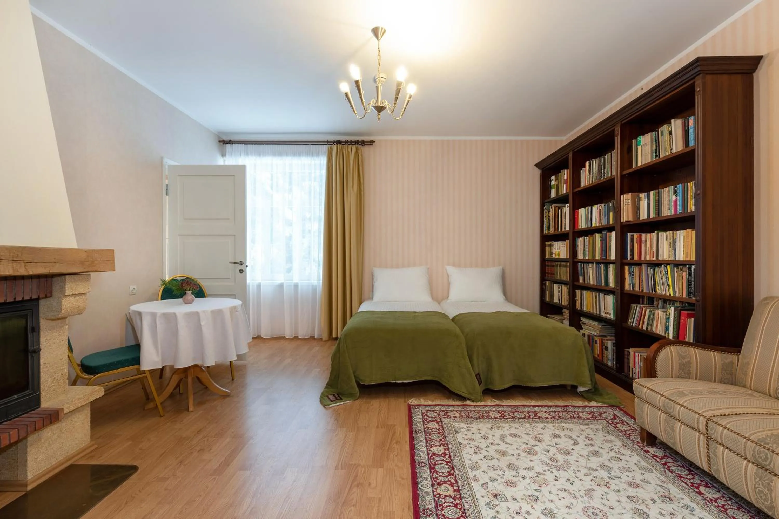 Library, Bed in Verevi Motel