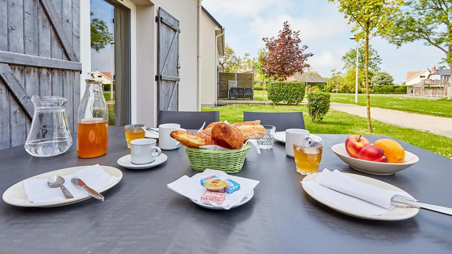 Breakfast in Résidence Vacancéole - Le Domaine de la Corniche