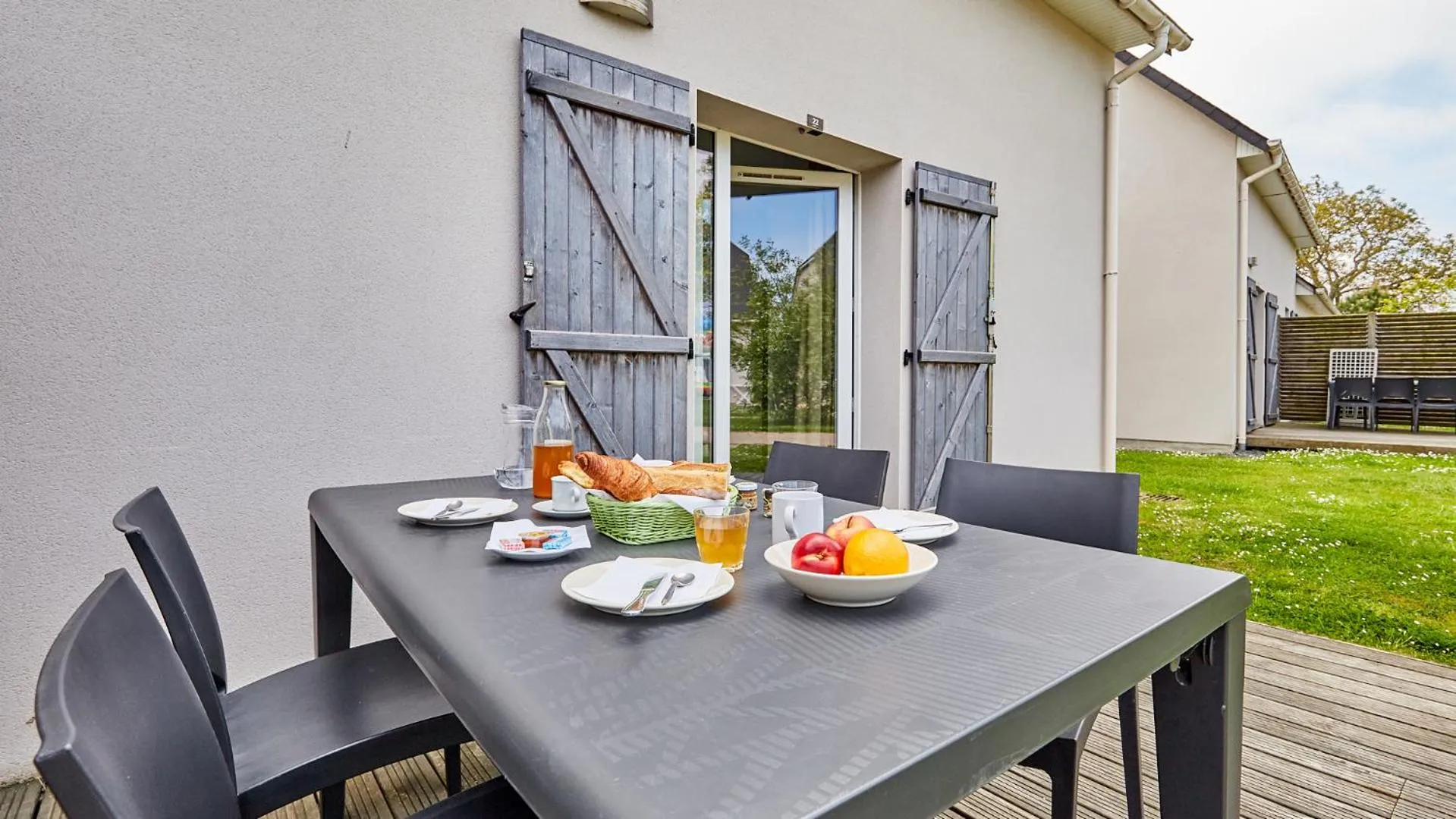 Patio in Résidence Vacancéole - Le Domaine de la Corniche