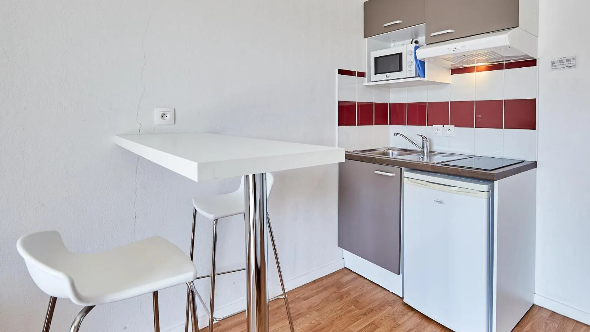 Kitchen or kitchenette in Résidence Vacancéole - Le Domaine de la Corniche