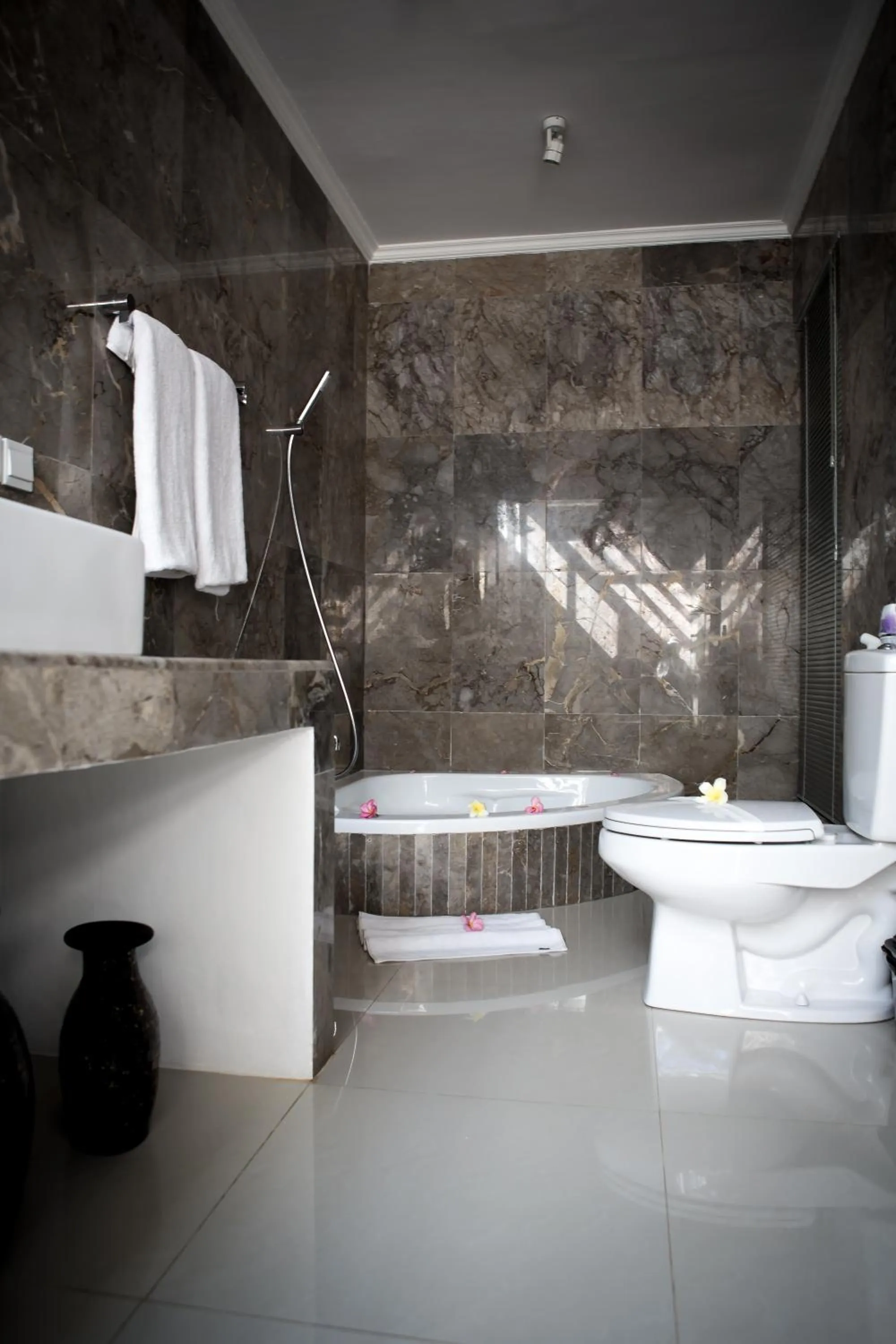 Bathroom in Kelapa Lovina Beach Villa