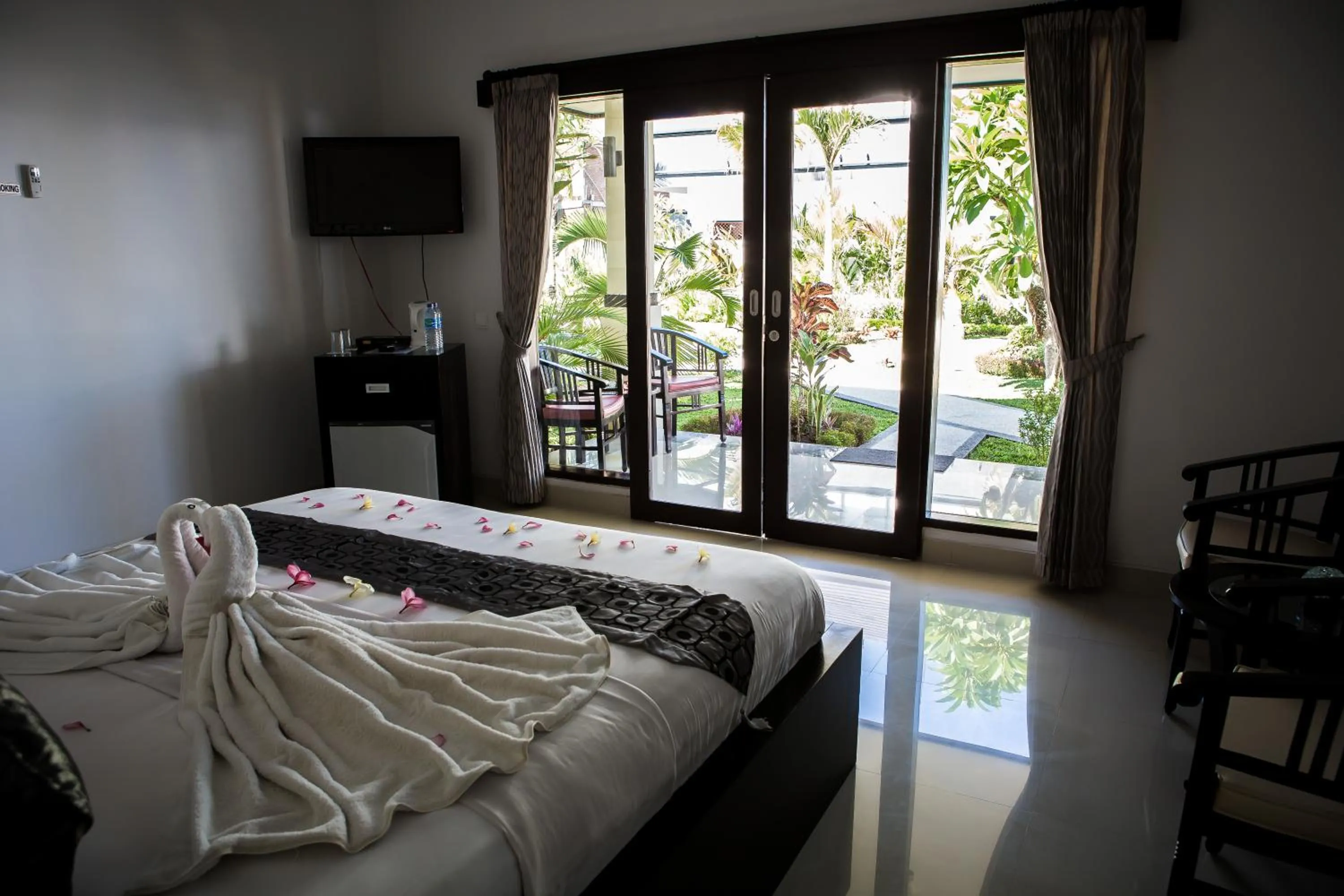 Photo of the whole room, Bed in Kelapa Lovina Beach Villa
