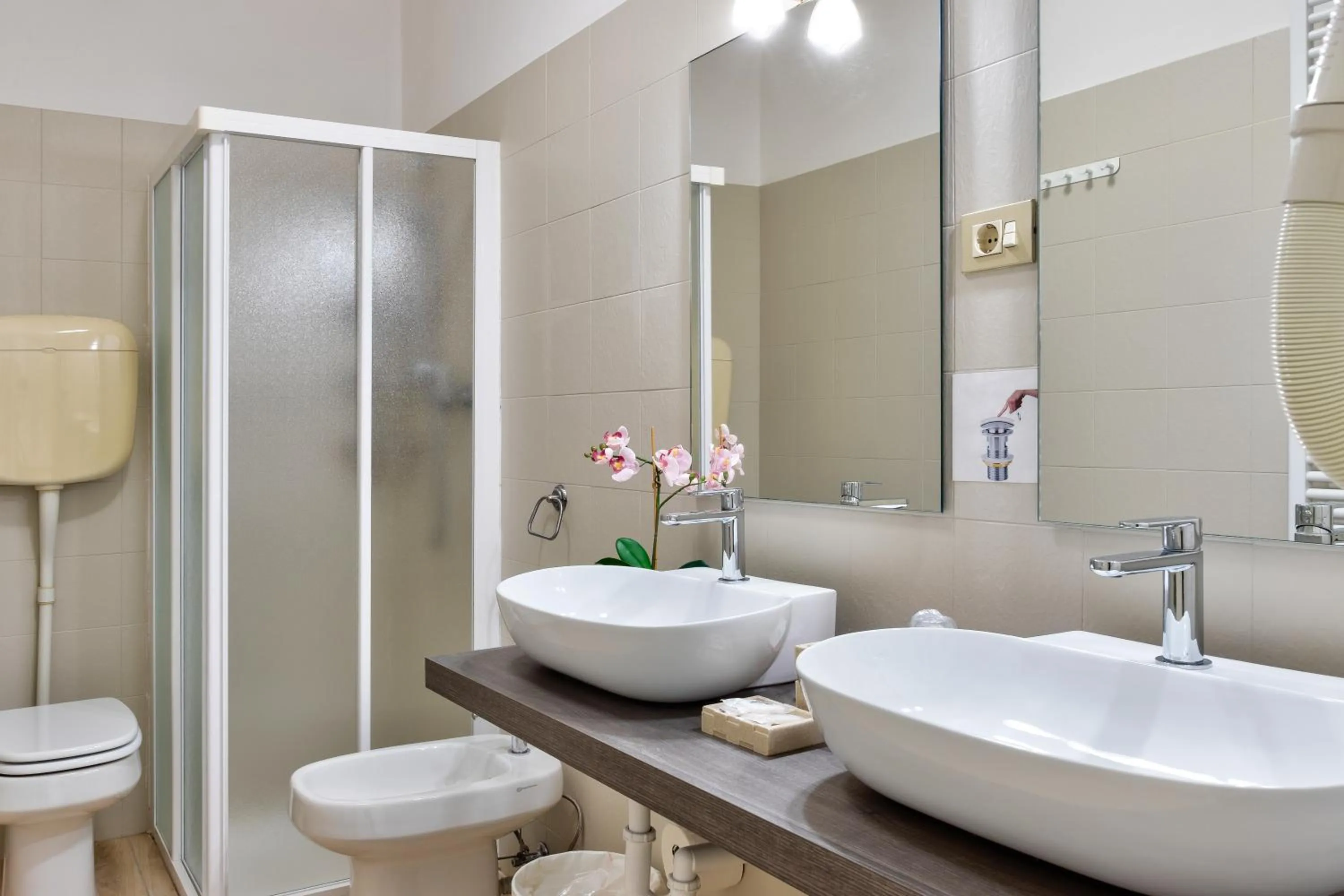 Shower in Hotel Roma