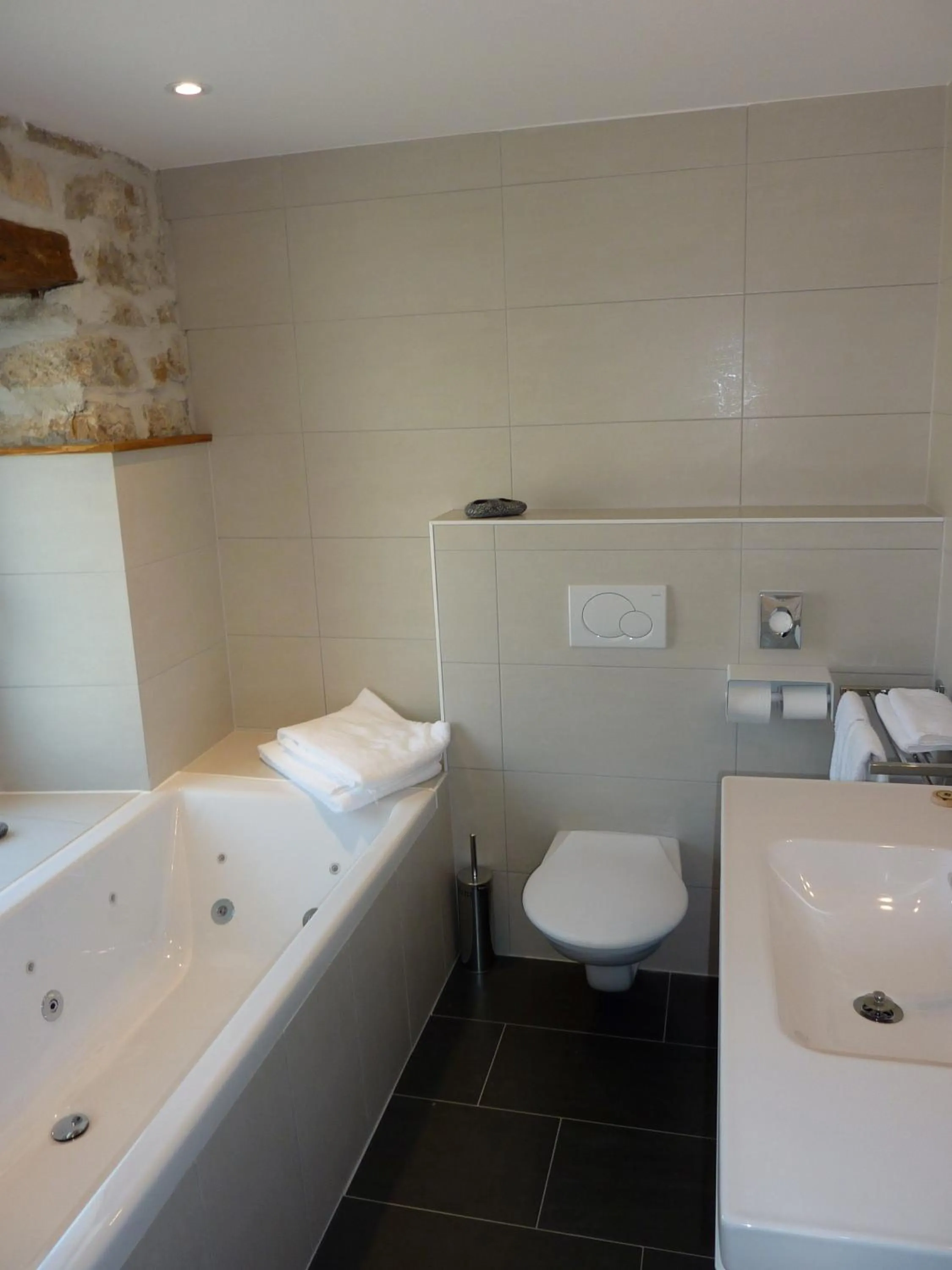 Bathroom, Bed in Petit Hôtel de Chaumont