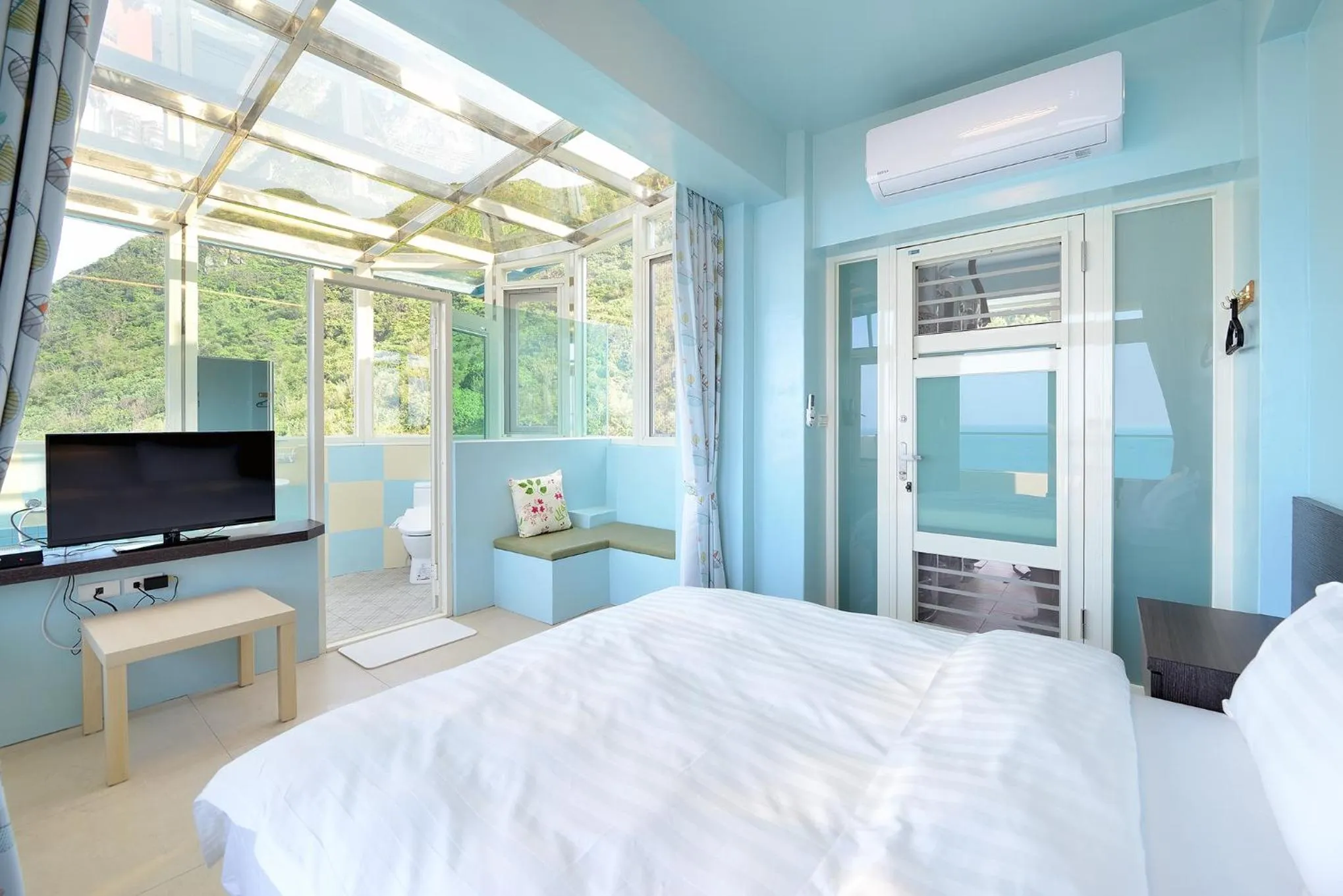 Mountain view, Bed in Fish Home 15