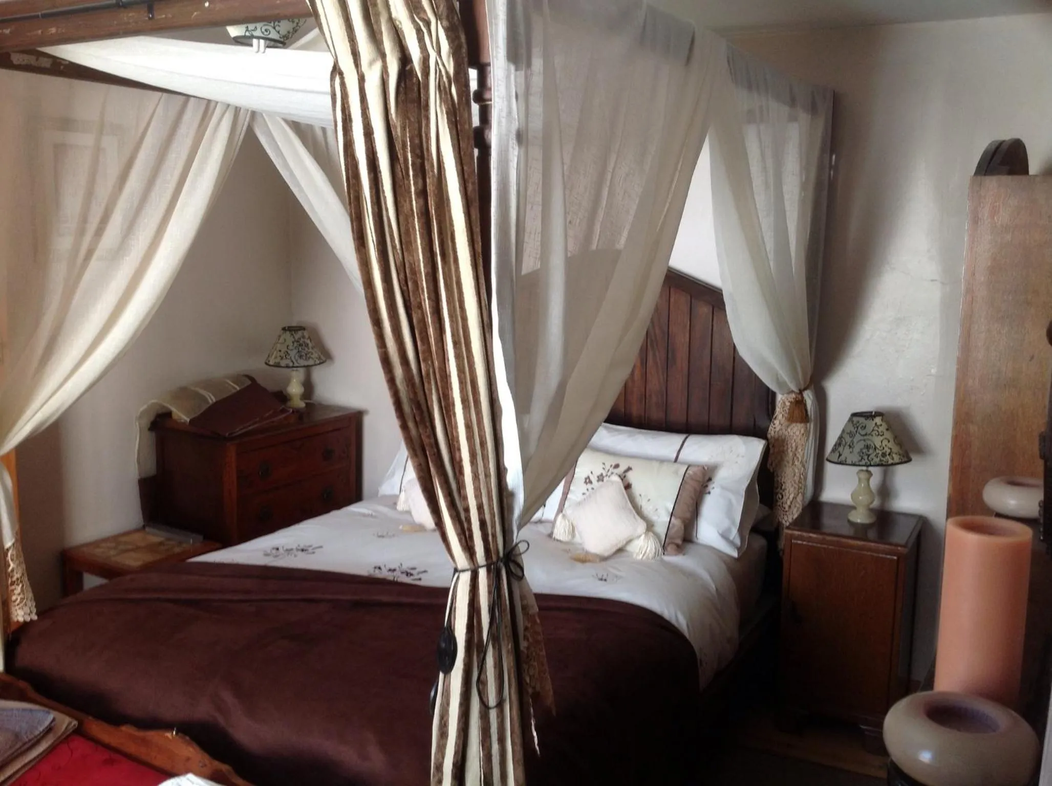 Bedroom, Bed in Alice Guest house