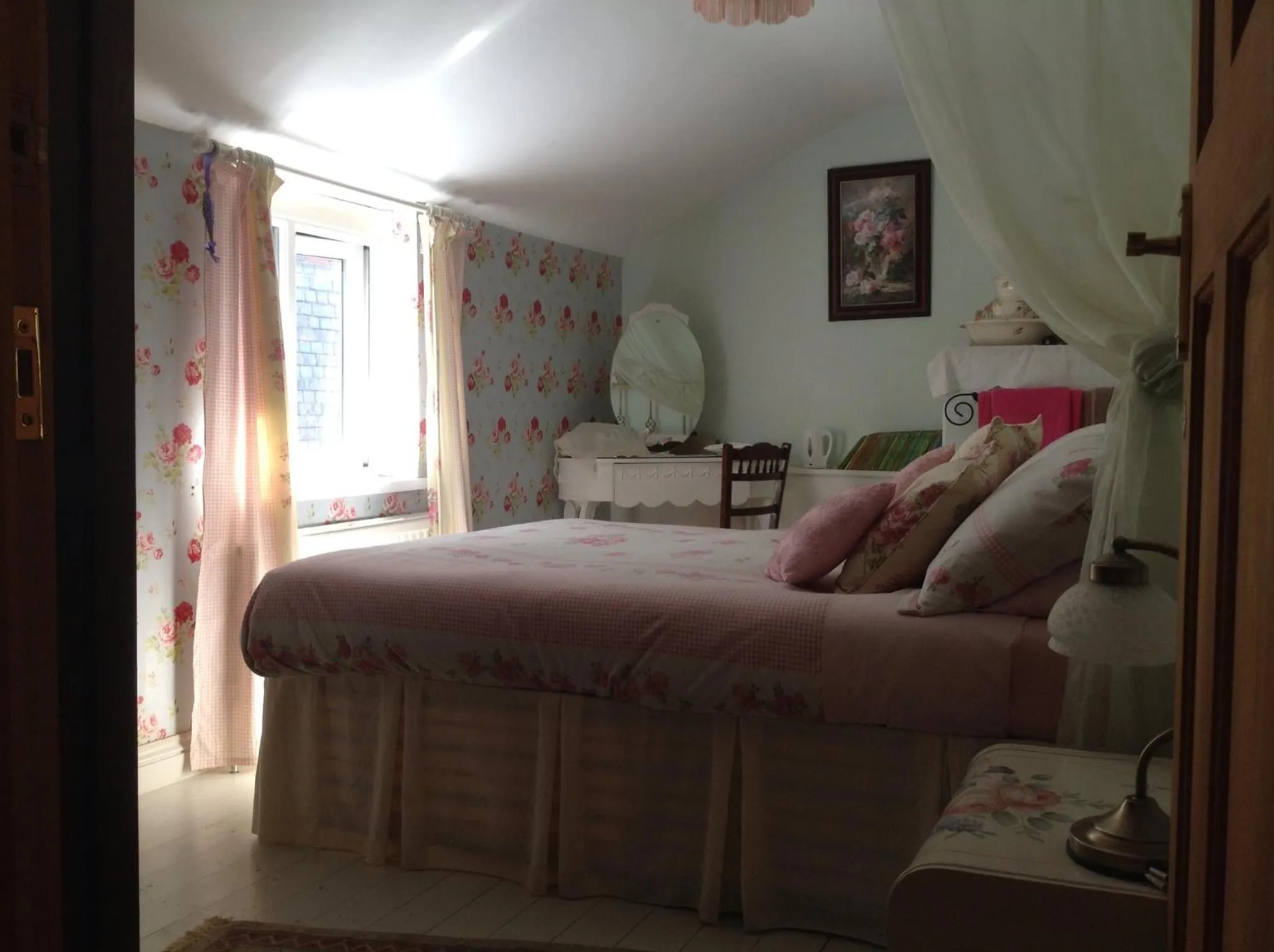 Bedroom, Bed in Alice Guest house