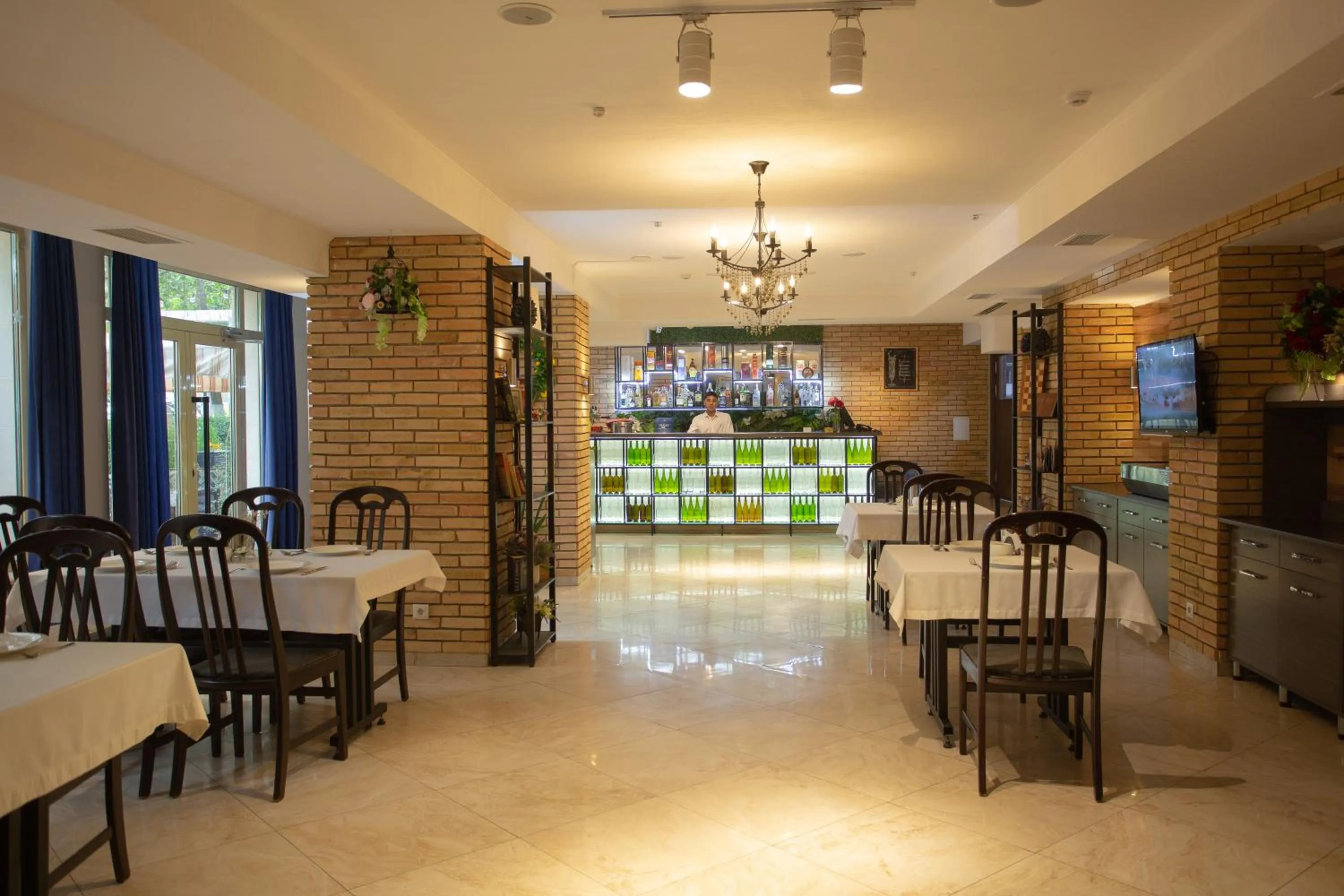 Restaurant/places to eat in B Hotel Bishkek