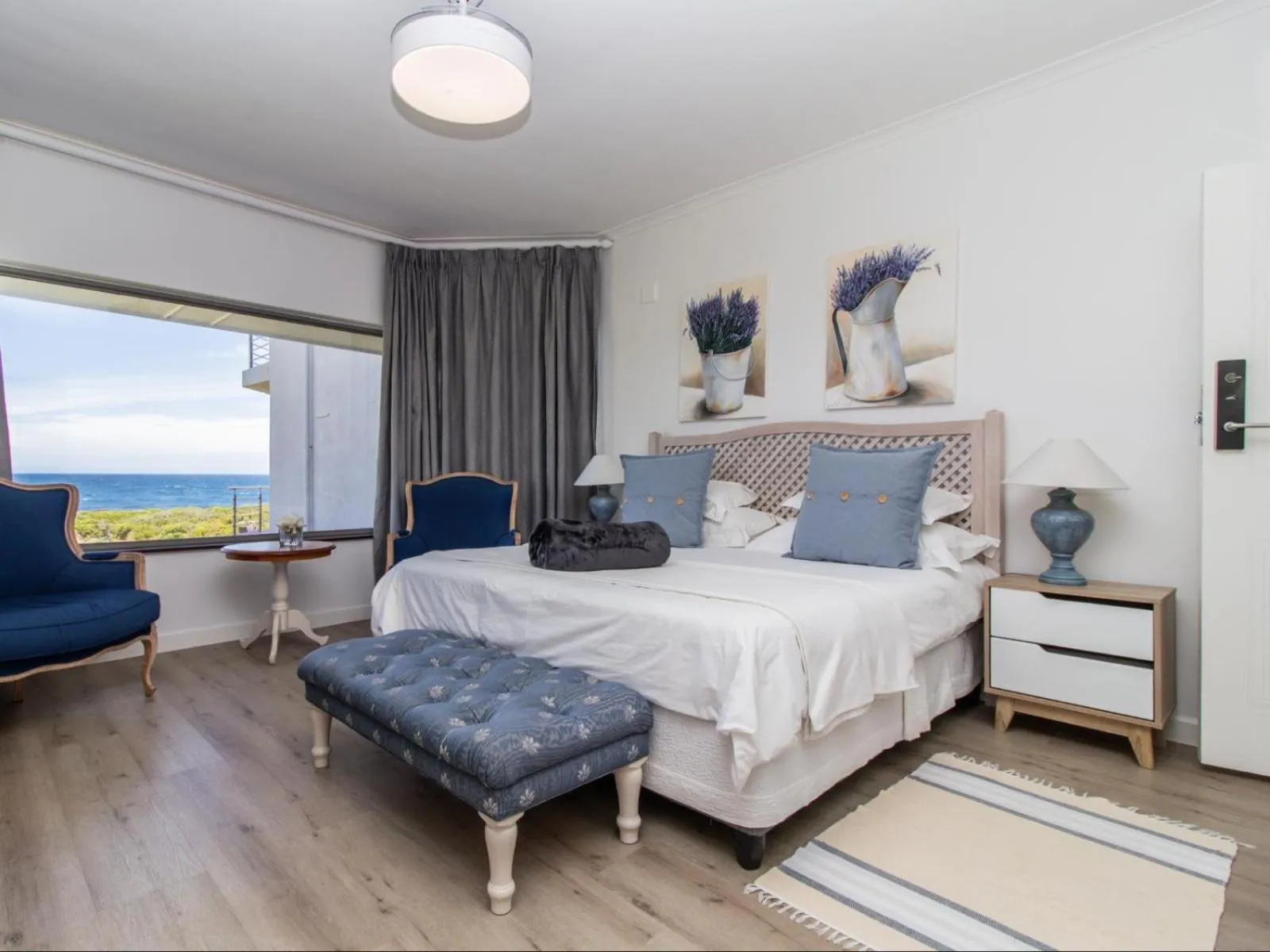 Photo of the whole room, Bed in Sandbaai Country House