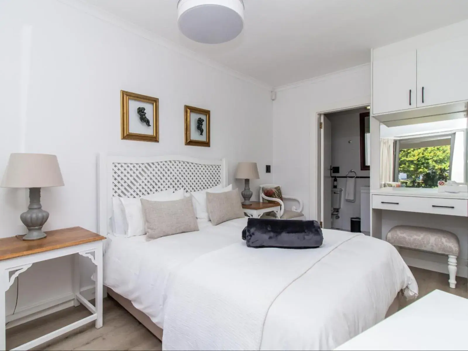 Mountain Facing Deluxe Ground Floor in Sandbaai Country House Mountain Facing Deluxe Ground Floor in Sandbaai Country House