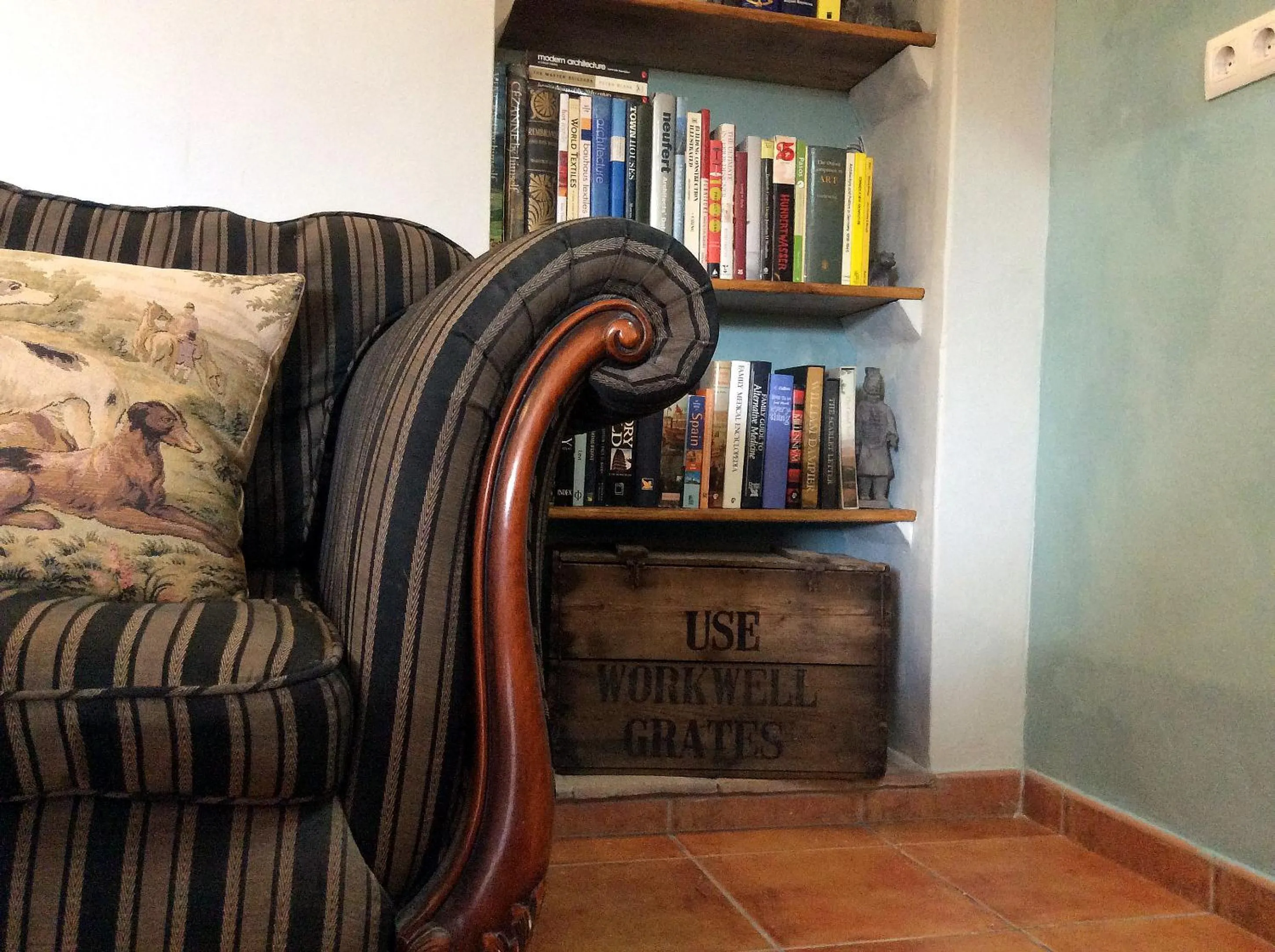 Library in Los Cuatro Vientos B&B
