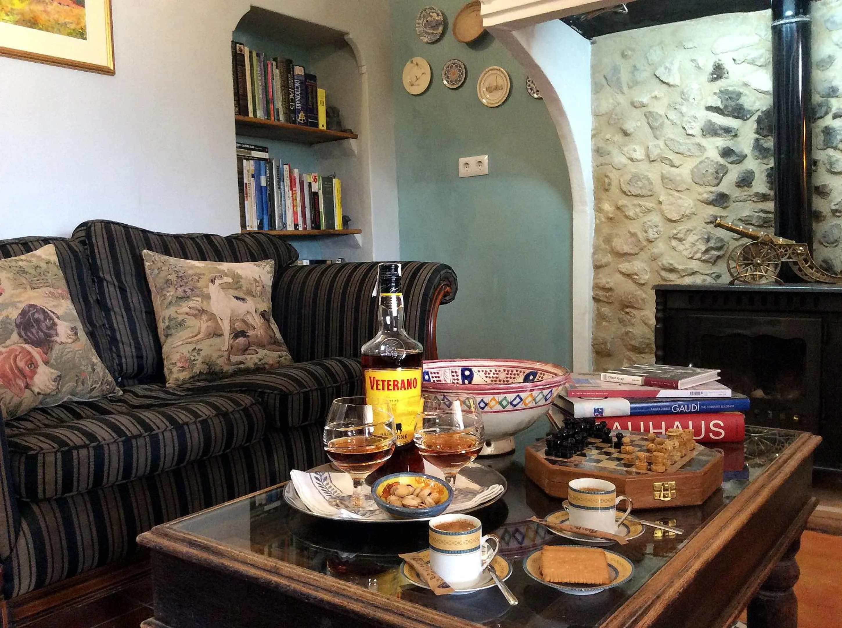 Library in Los Cuatro Vientos B&B