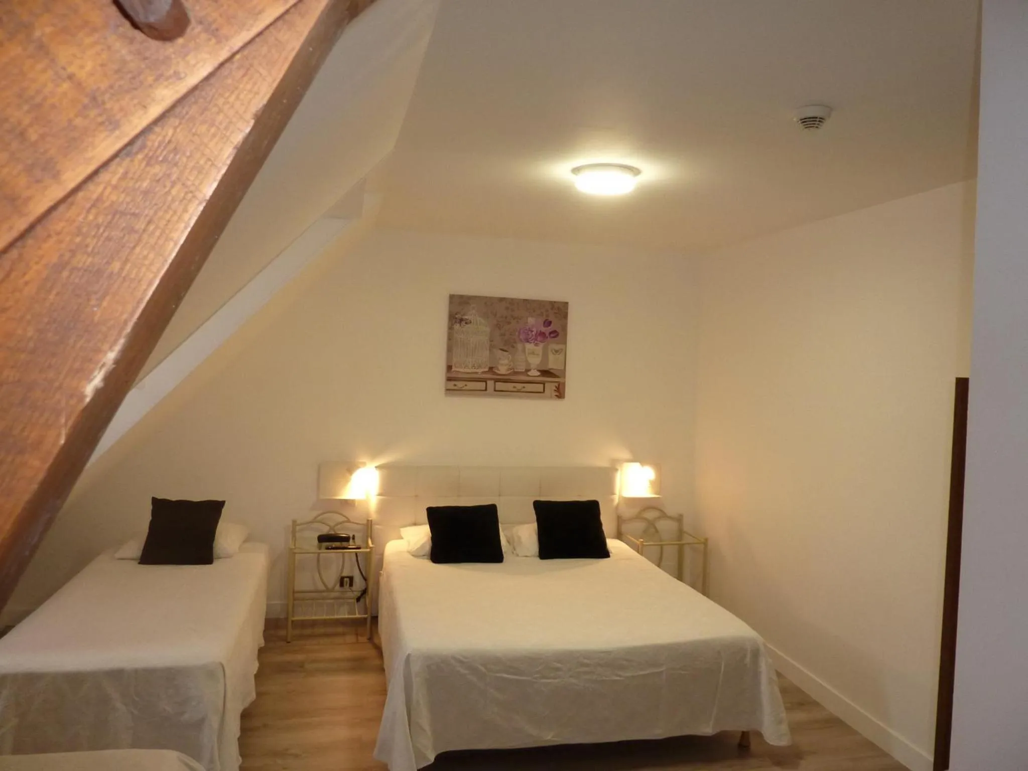 Photo of the whole room, Bed in Hôtel A La Renommée