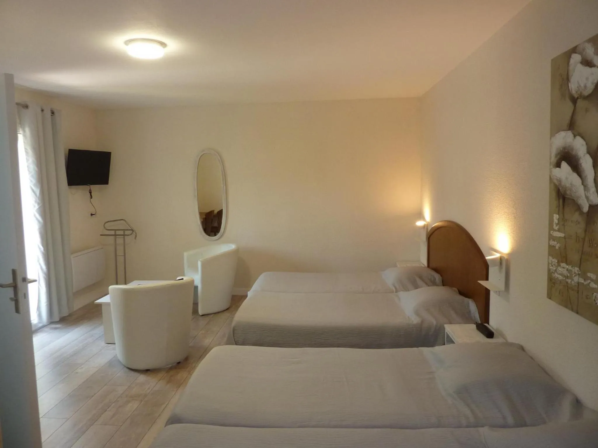 Bedroom, Bed in Hôtel A La Renommée