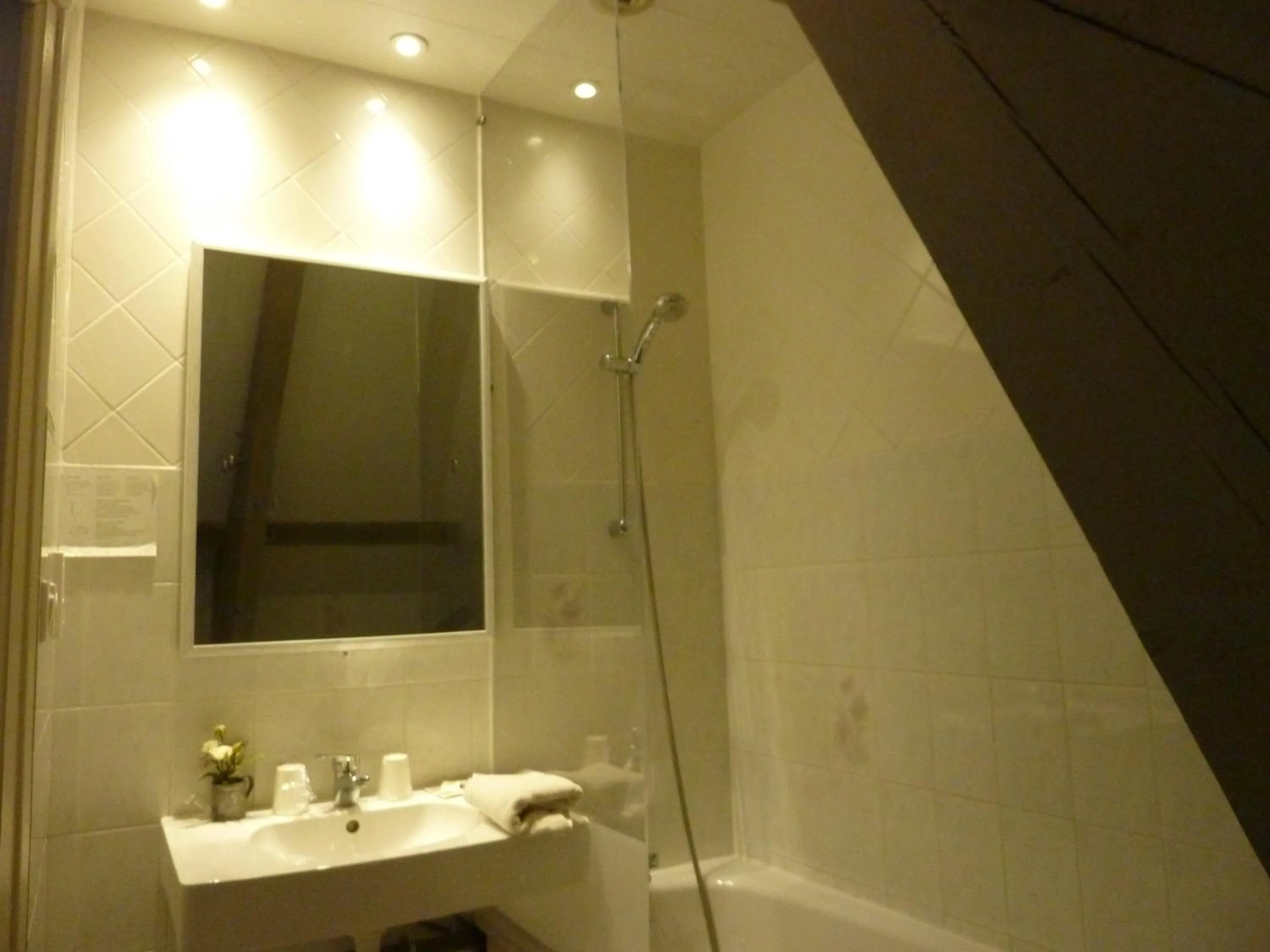 Bathroom in Hôtel A La Renommée