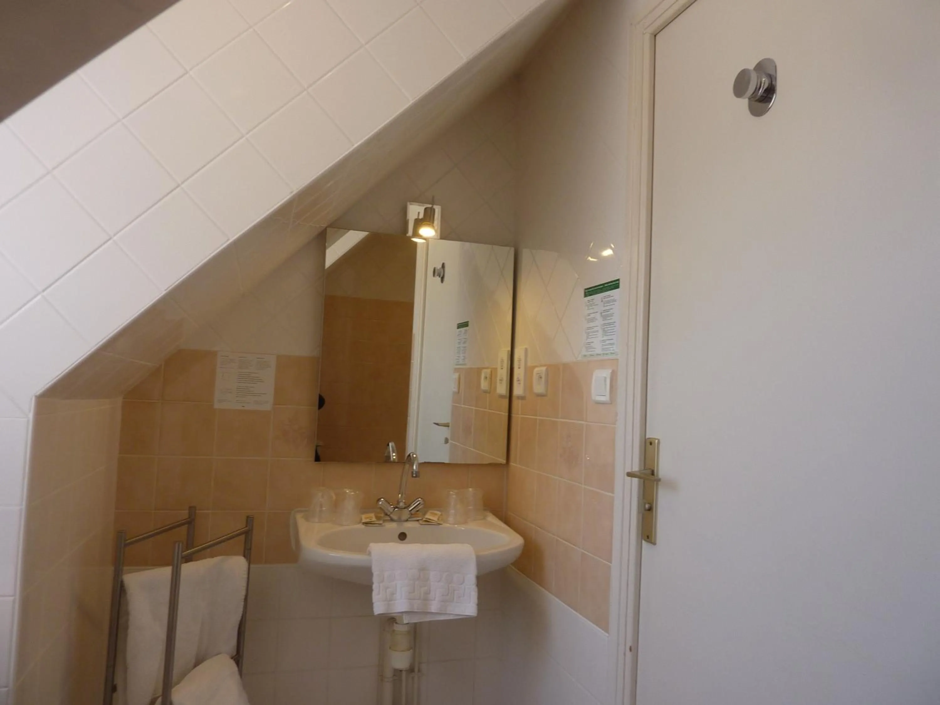 Bathroom in Hôtel A La Renommée