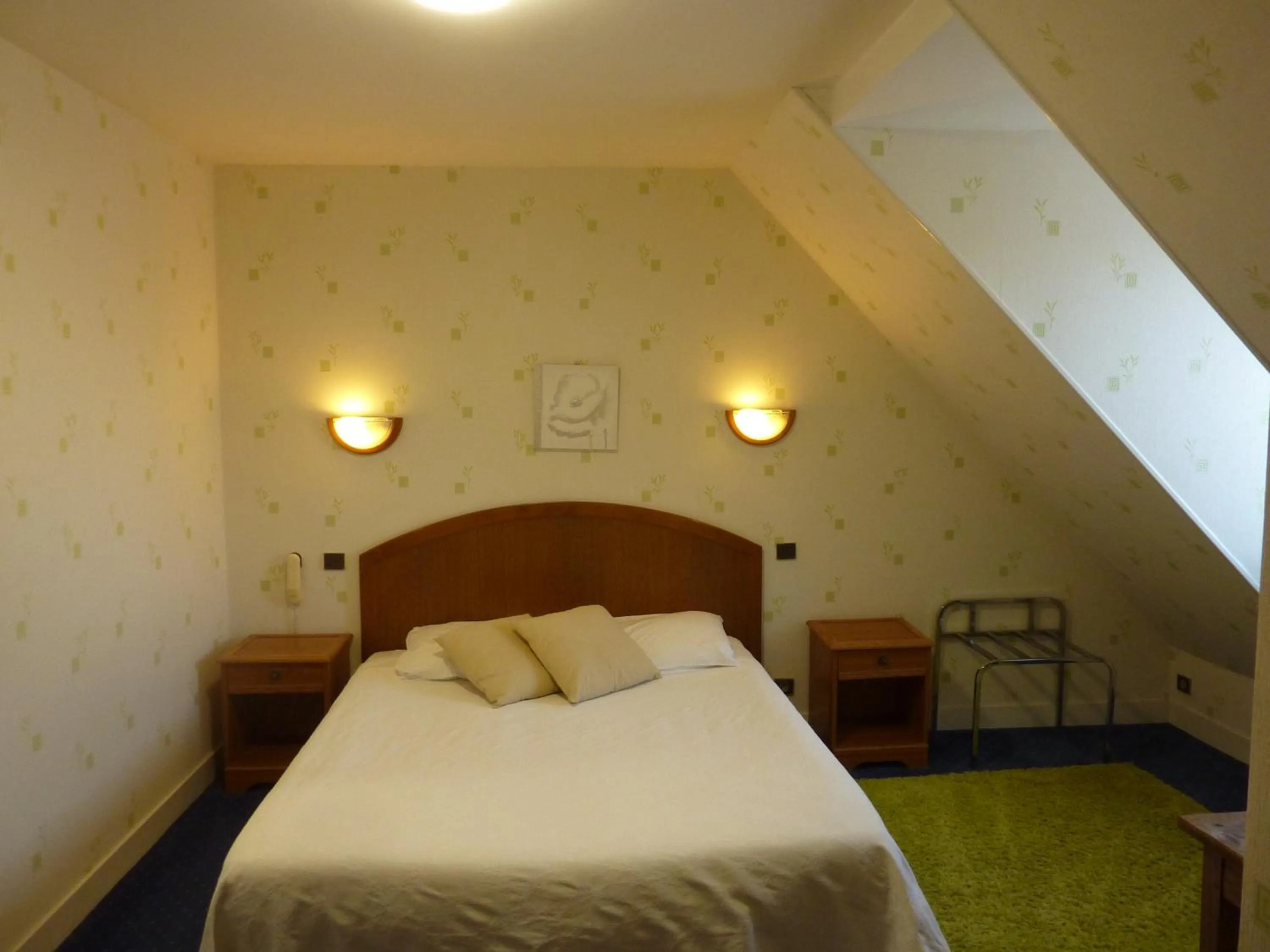 Photo of the whole room, Bed in Hôtel A La Renommée