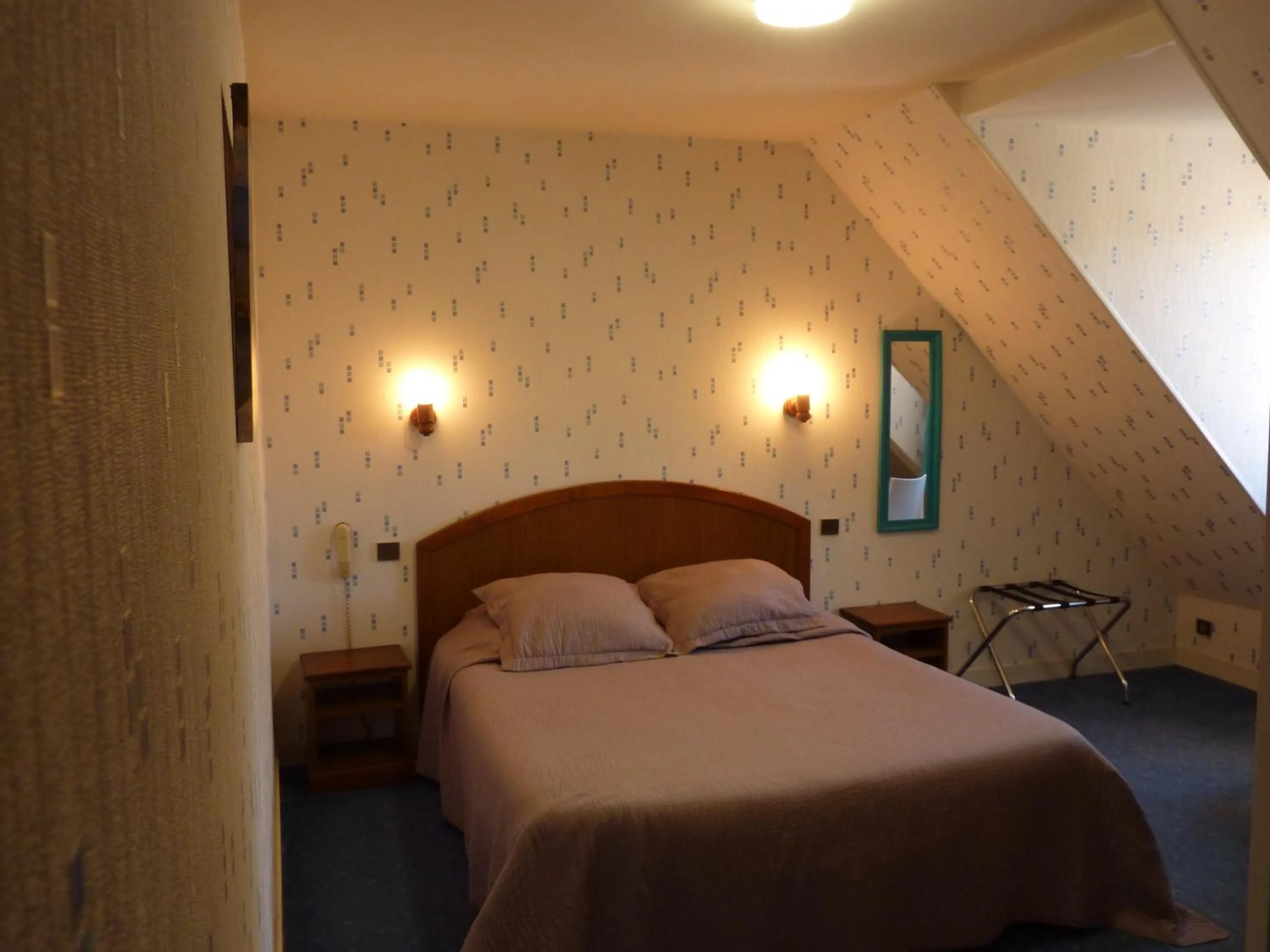 Photo of the whole room, Bed in Hôtel A La Renommée