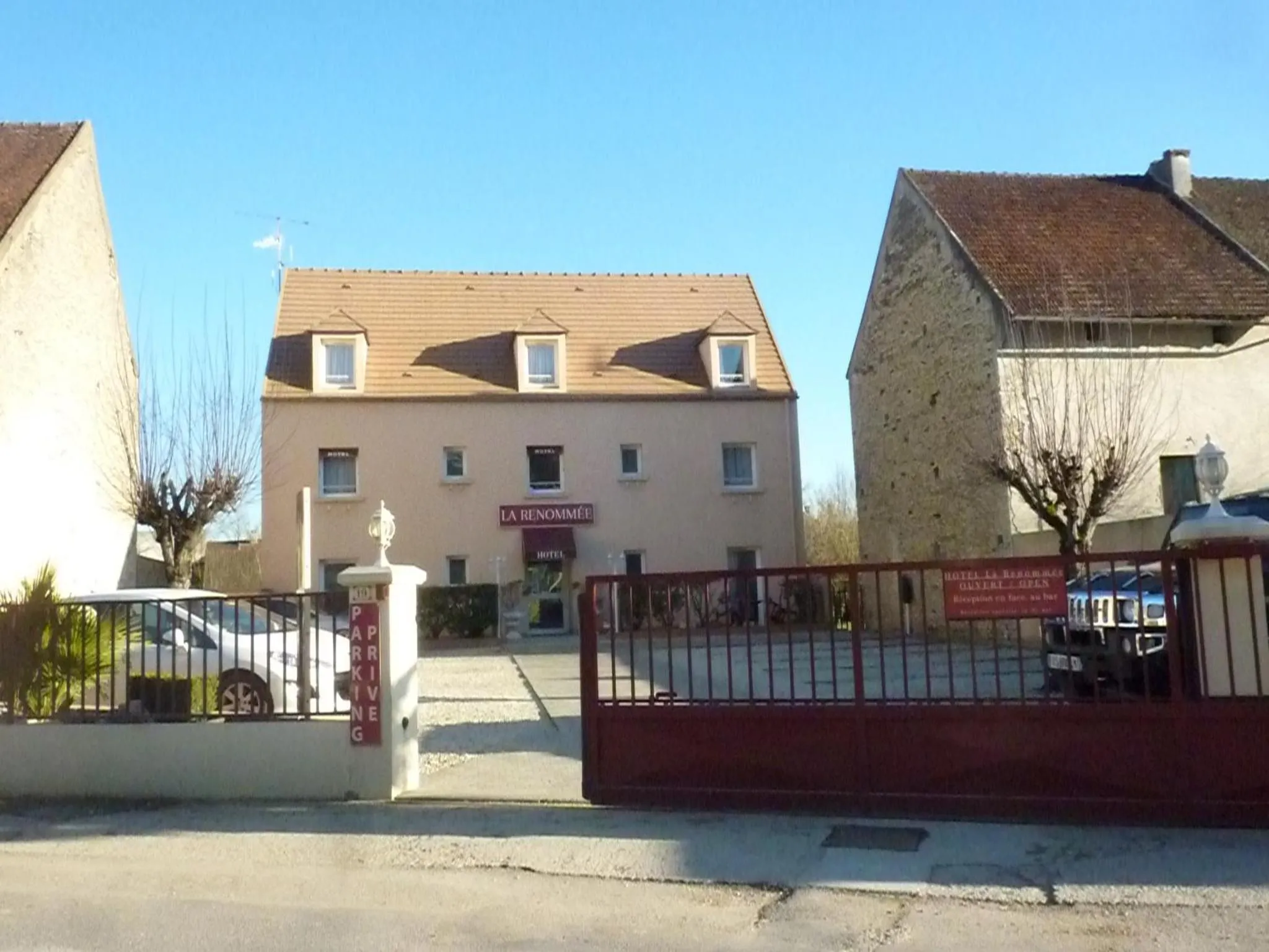 Property building in Hôtel A La Renommée
