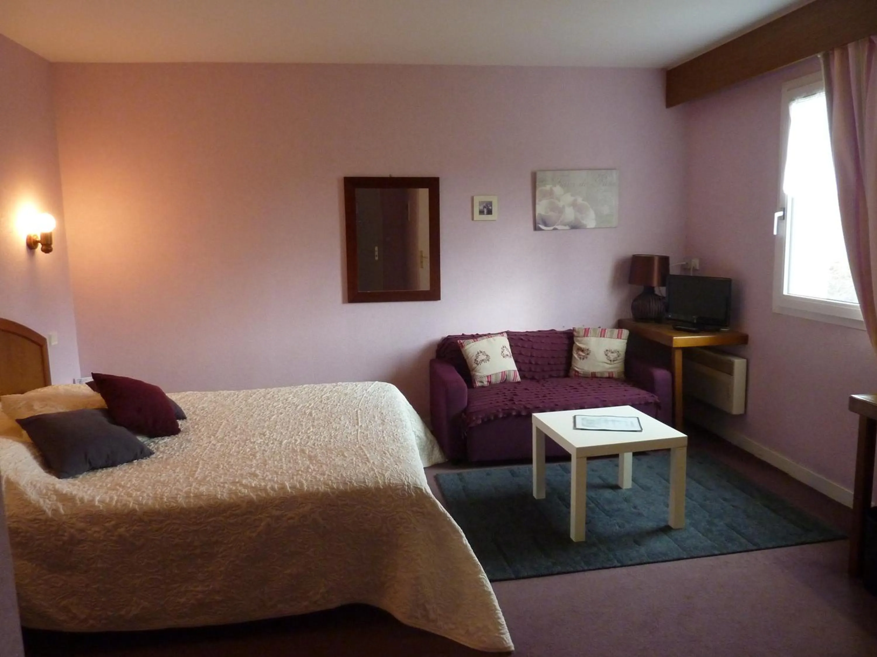 Photo of the whole room, Bed in Hôtel A La Renommée