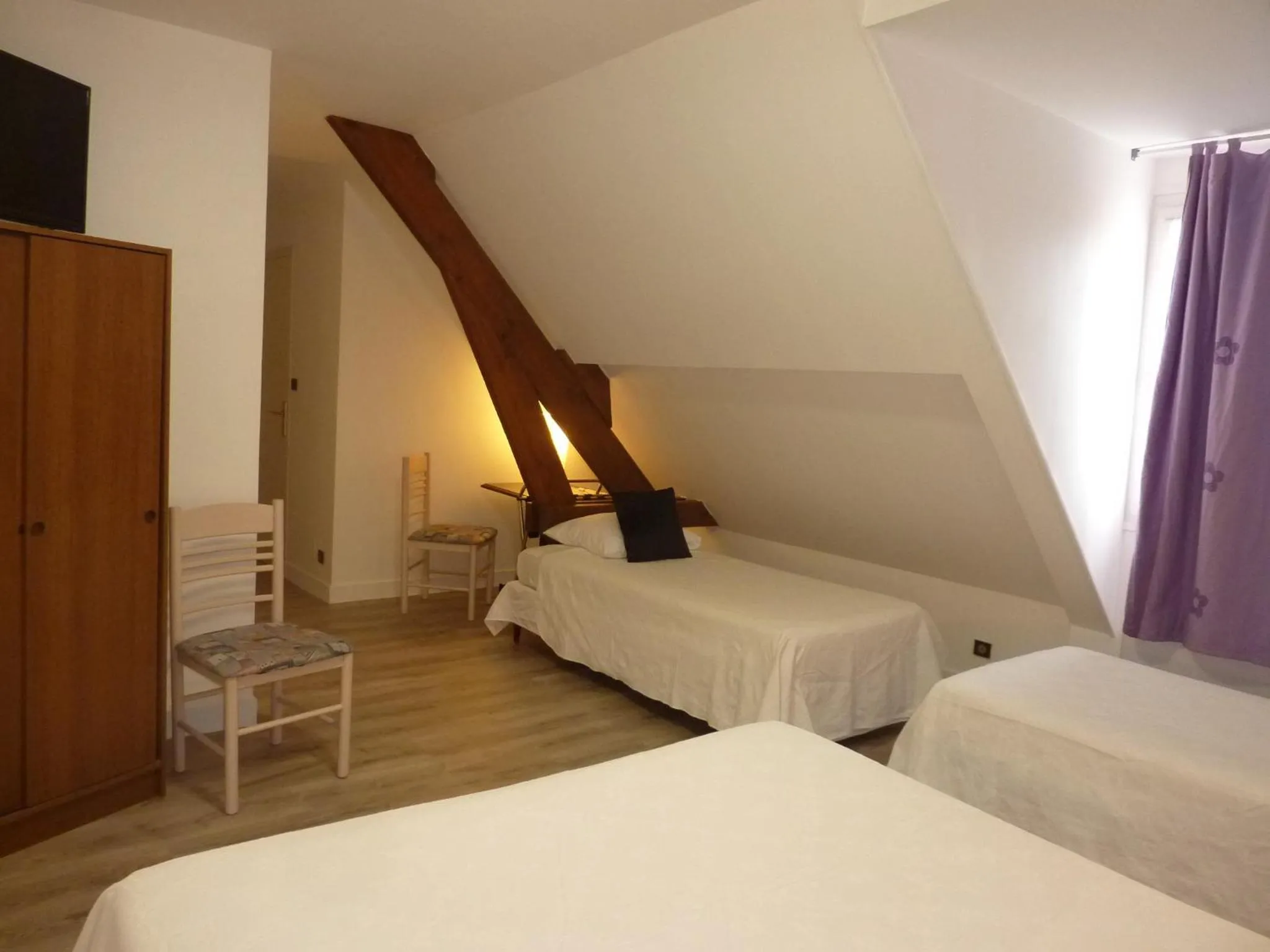 Photo of the whole room, Bed in Hôtel A La Renommée