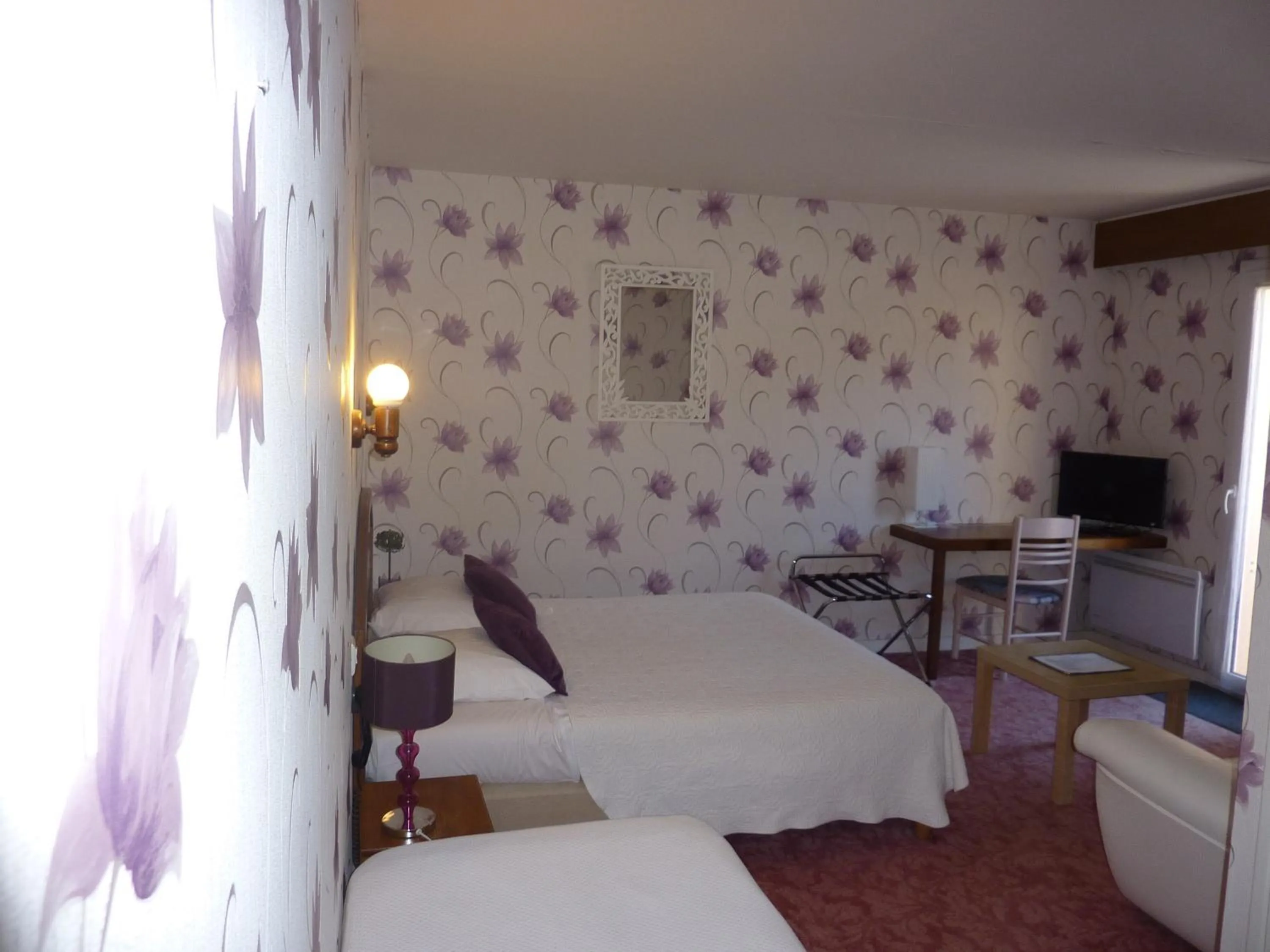 Photo of the whole room, Bed in Hôtel A La Renommée