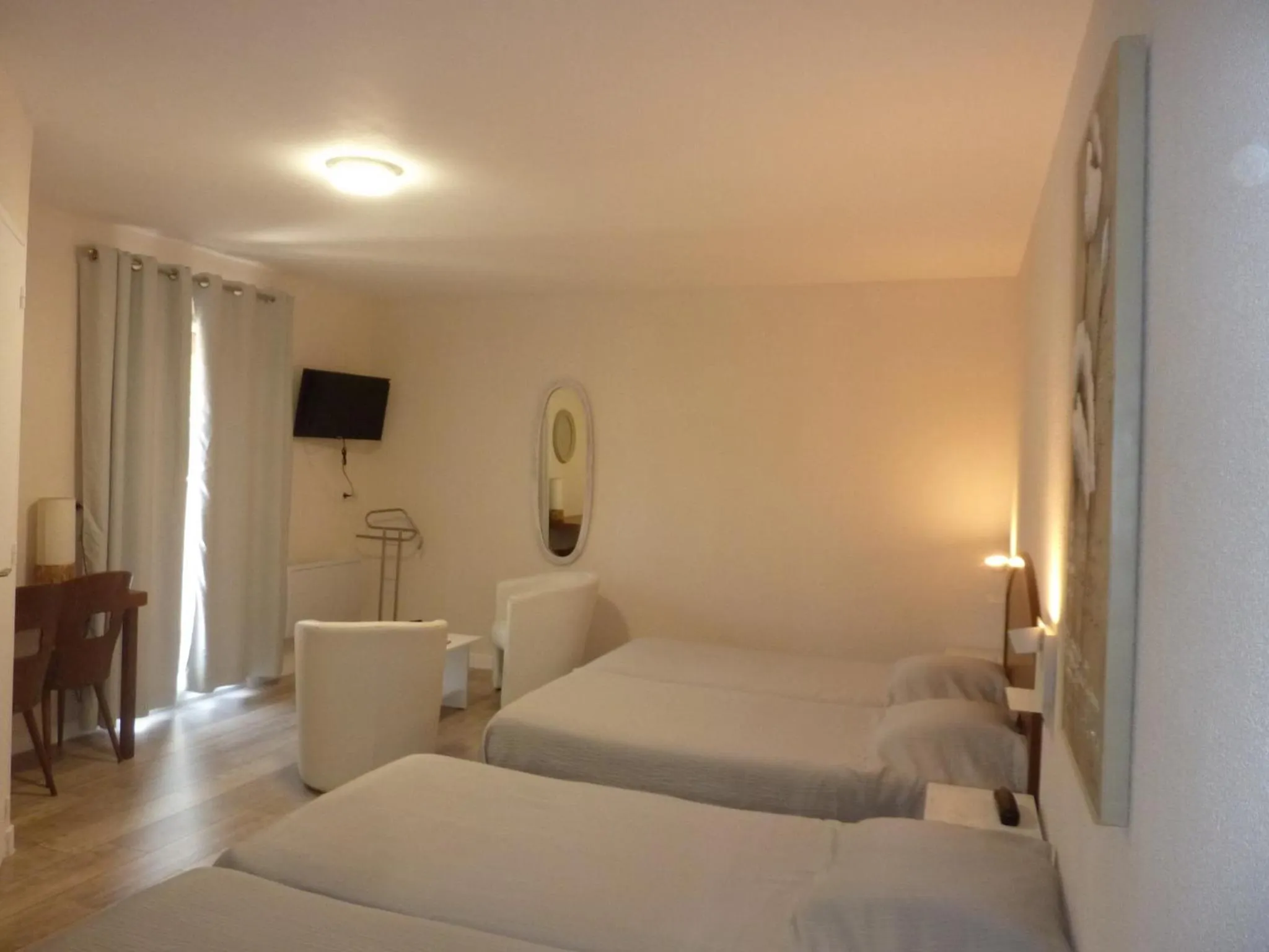 Photo of the whole room, Bed in Hôtel A La Renommée