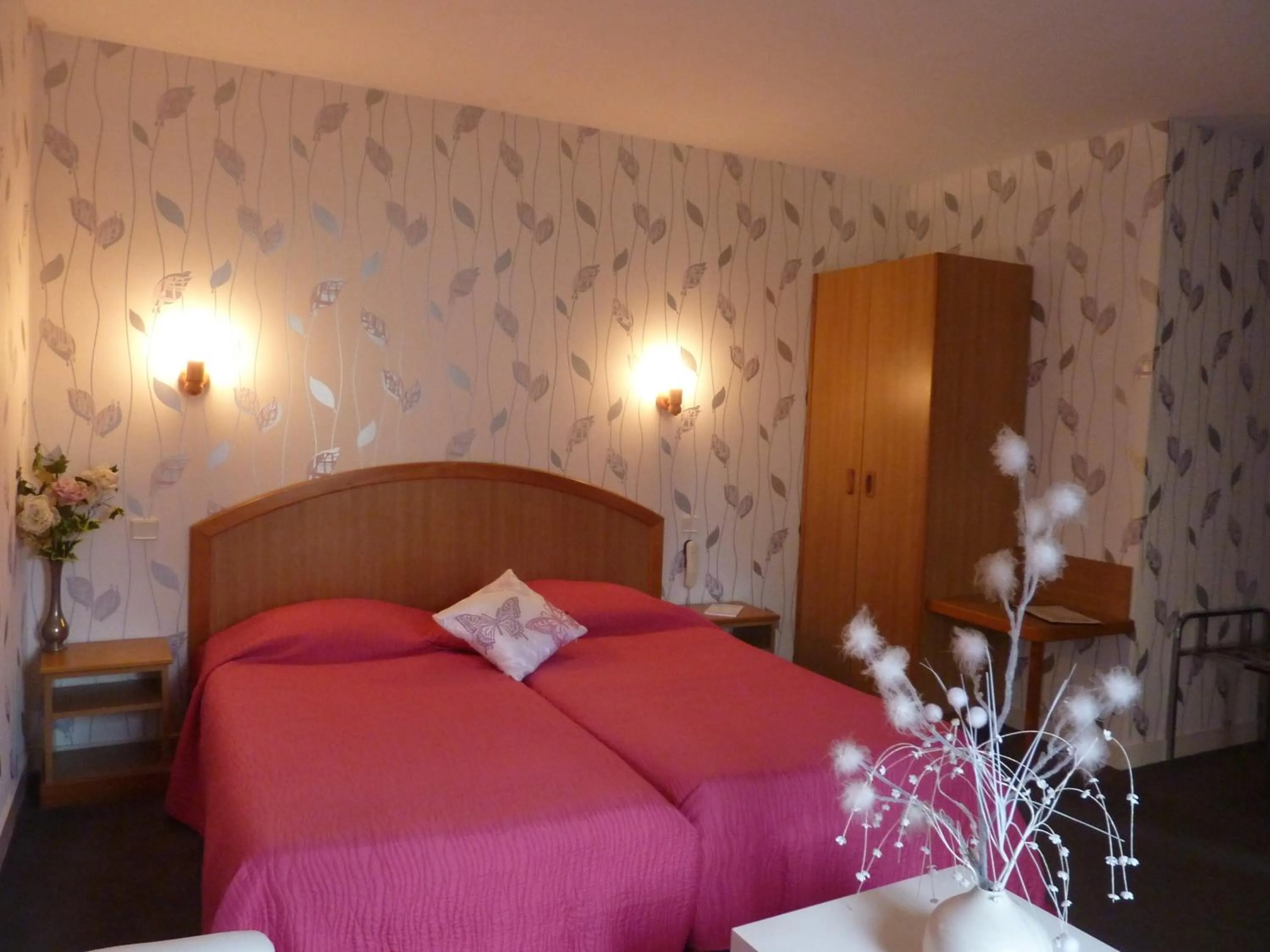 Photo of the whole room, Bed in Hôtel A La Renommée