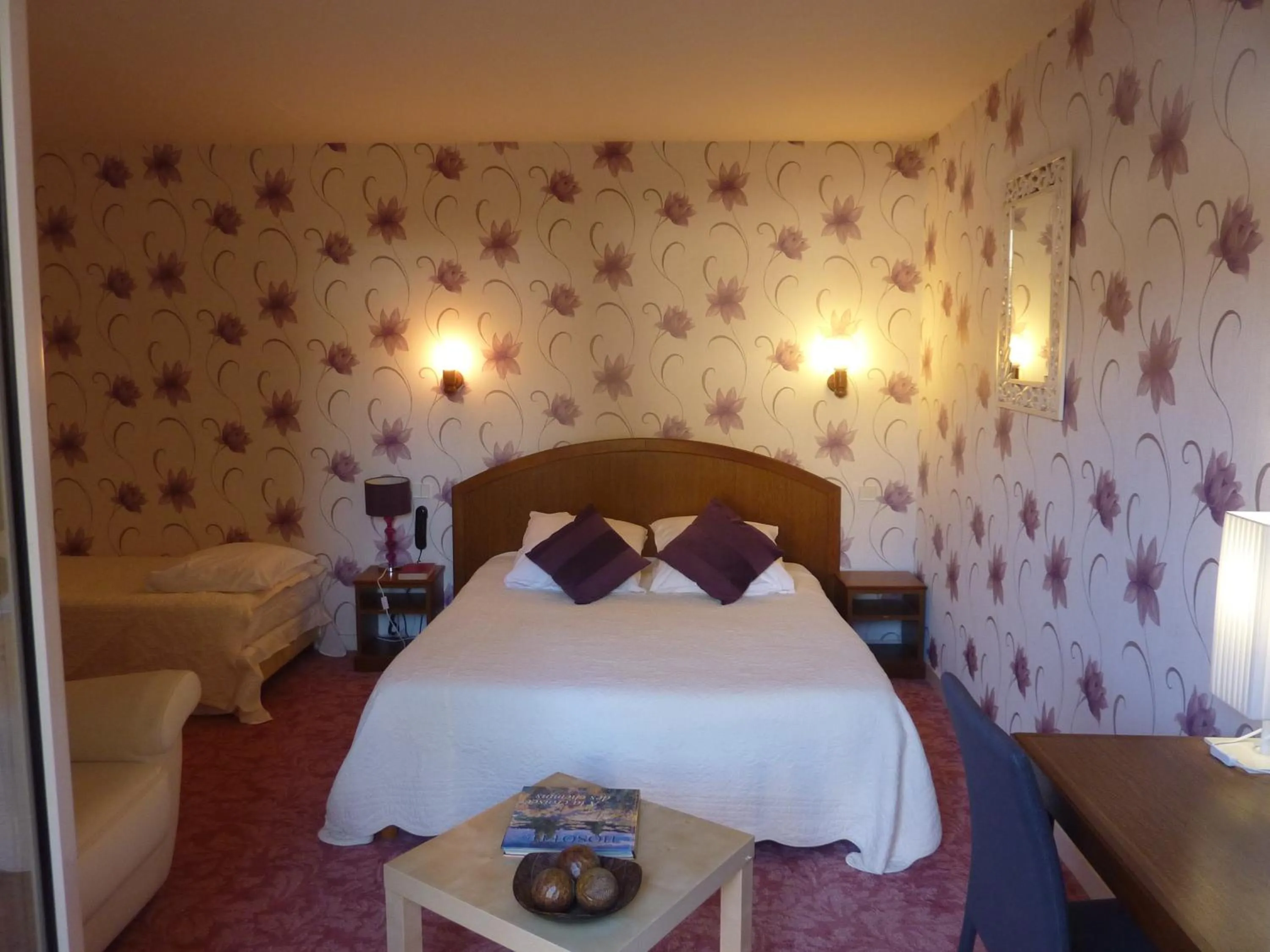 Photo of the whole room, Bed in Hôtel A La Renommée