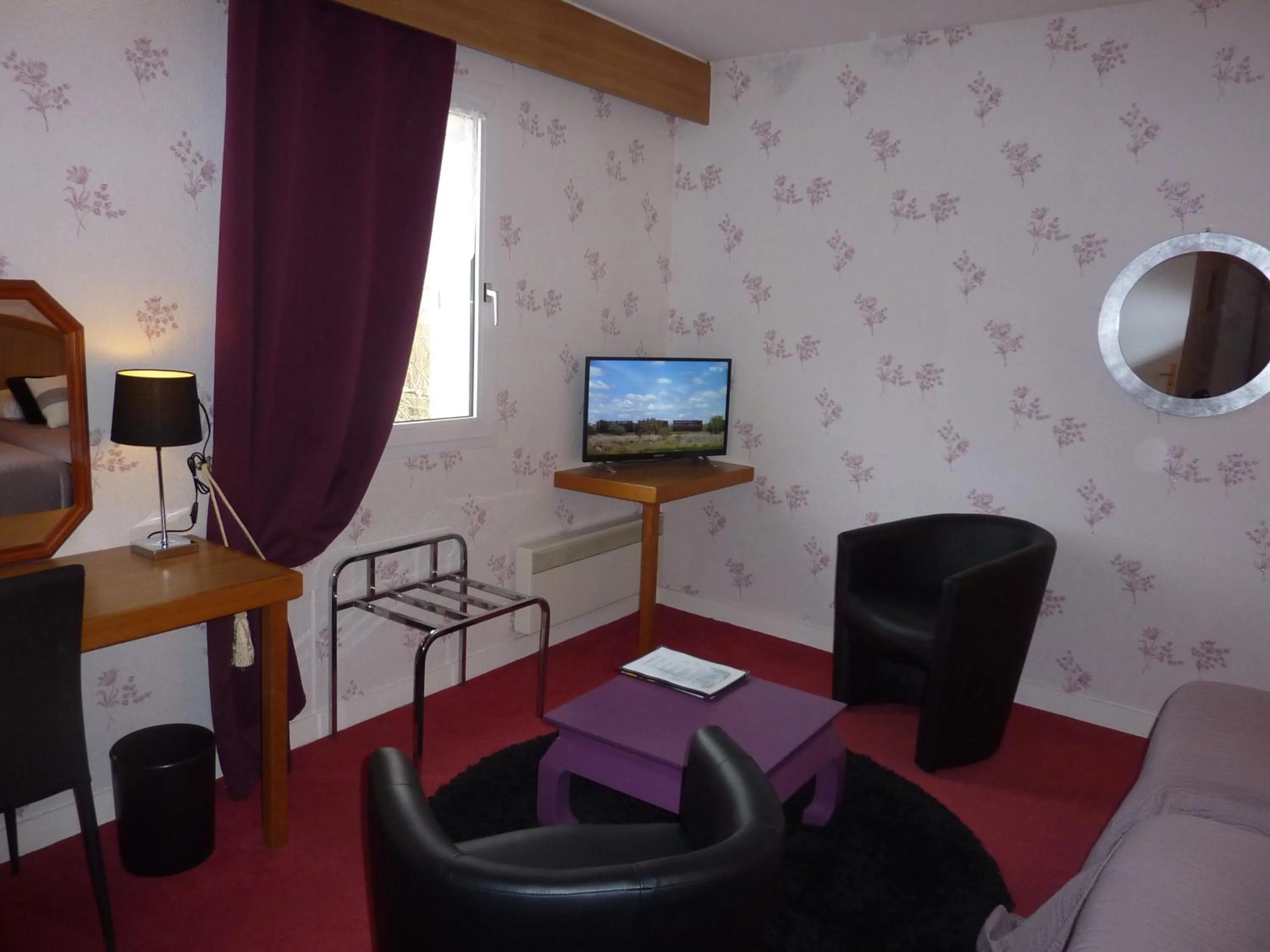 Photo of the whole room in Hôtel A La Renommée