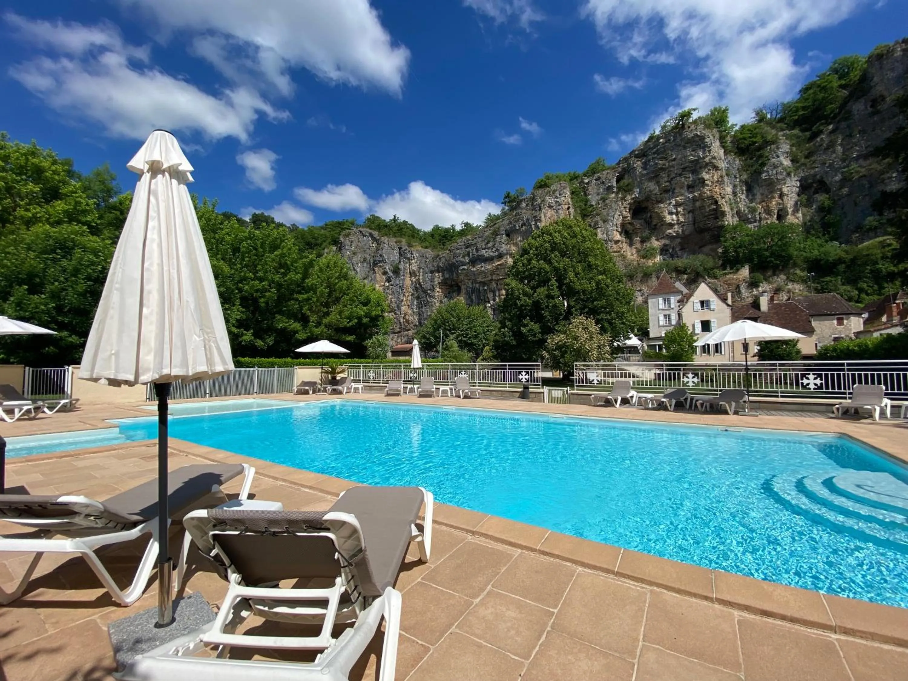 Swimming pool in Logis Hôtels - Hôtel Restaurant Domaine Les Falaises