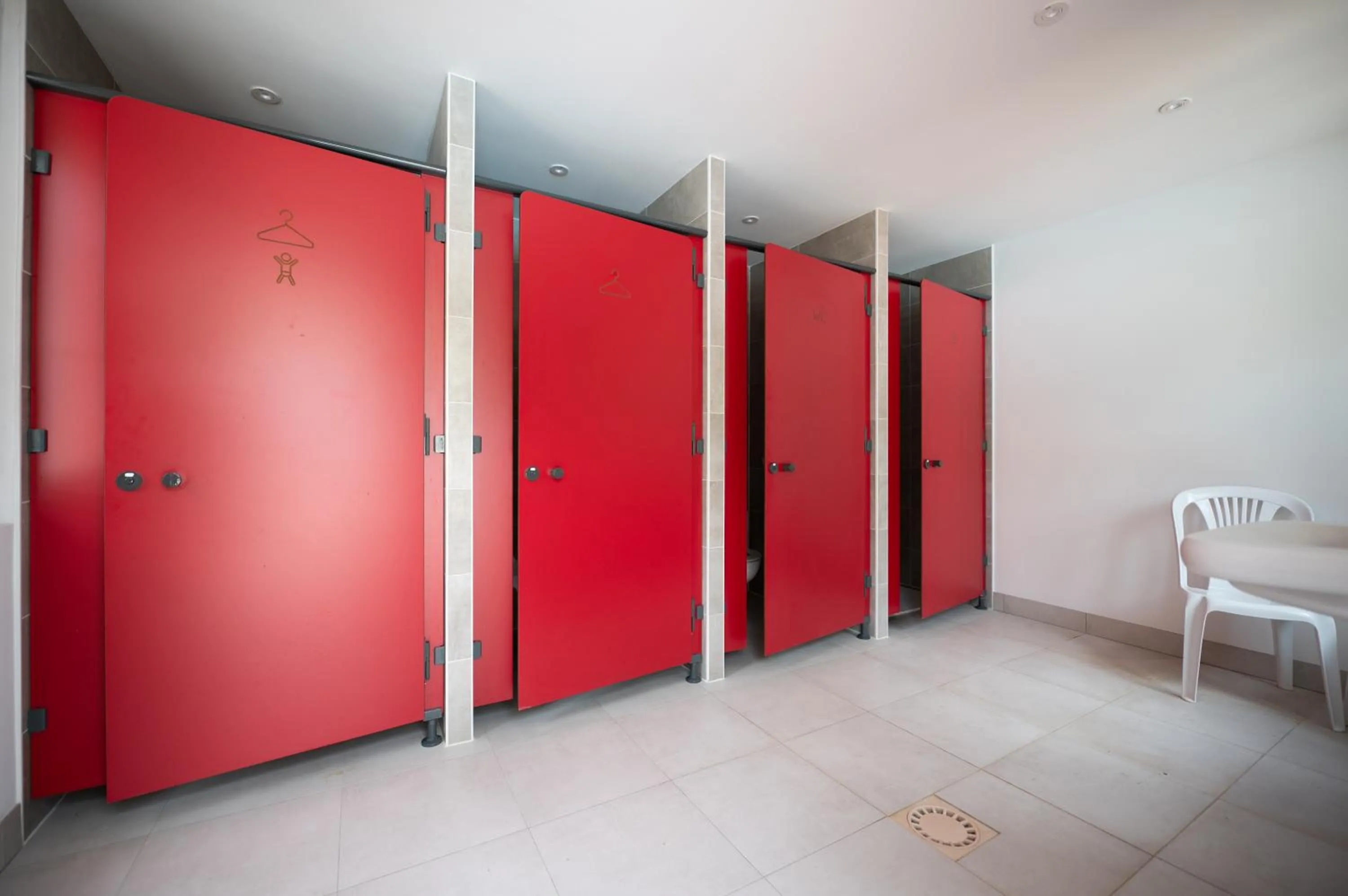 Swimming pool in Logis Hôtels - Hôtel Restaurant Domaine Les Falaises