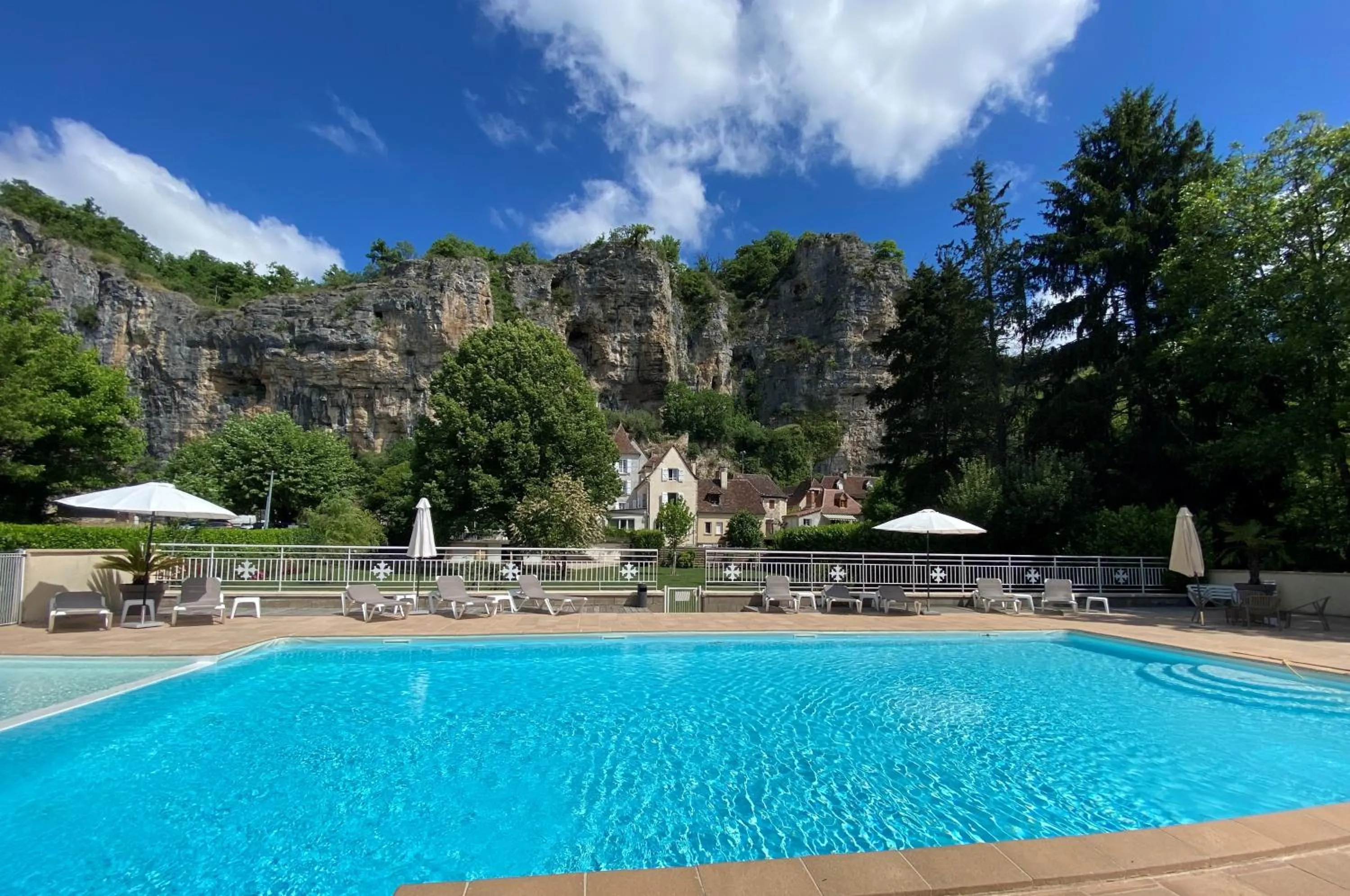 Swimming pool in Logis Hôtels - Hôtel Restaurant Domaine Les Falaises