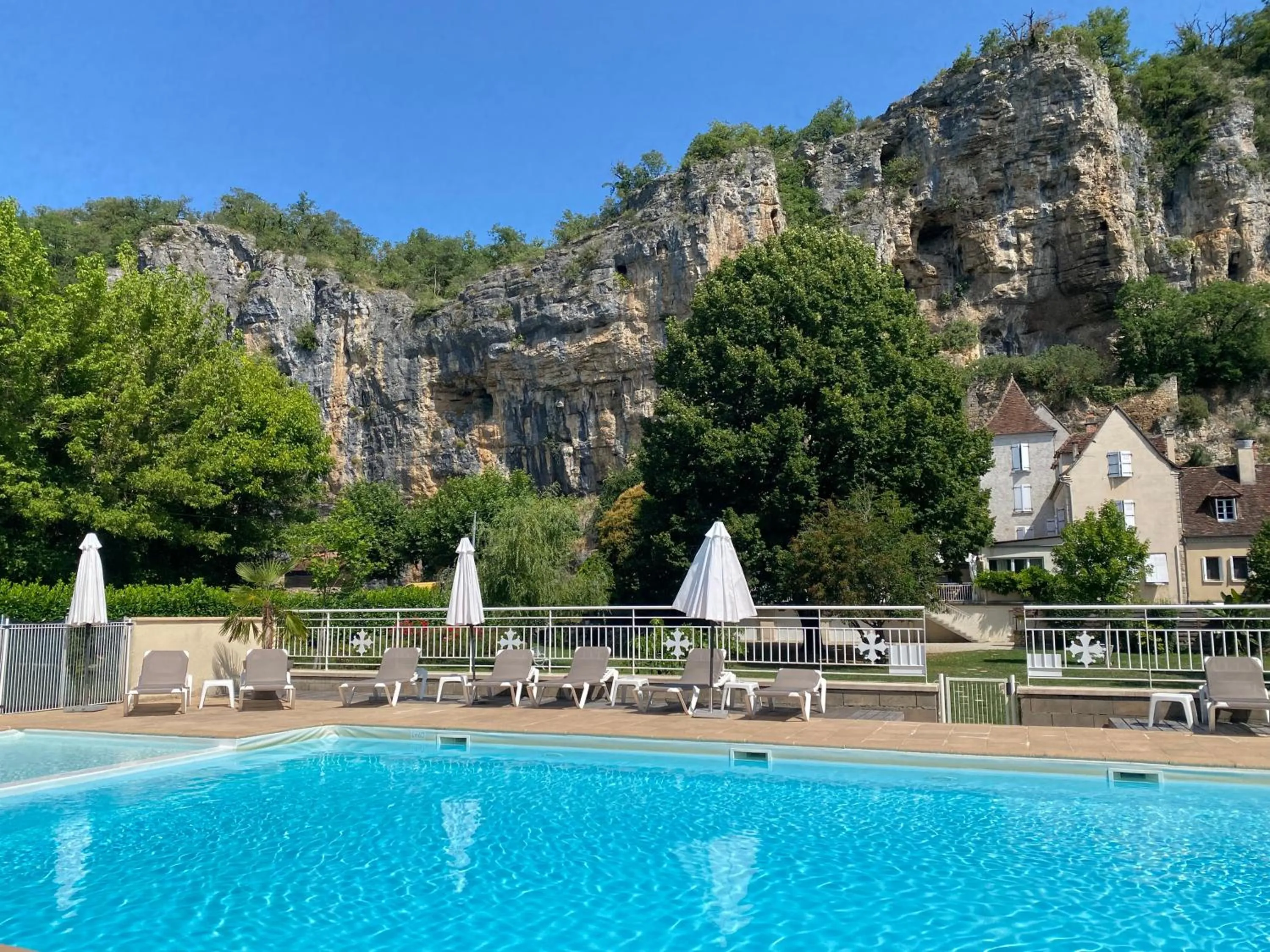 Swimming pool in Logis Hôtels - Hôtel Restaurant Domaine Les Falaises