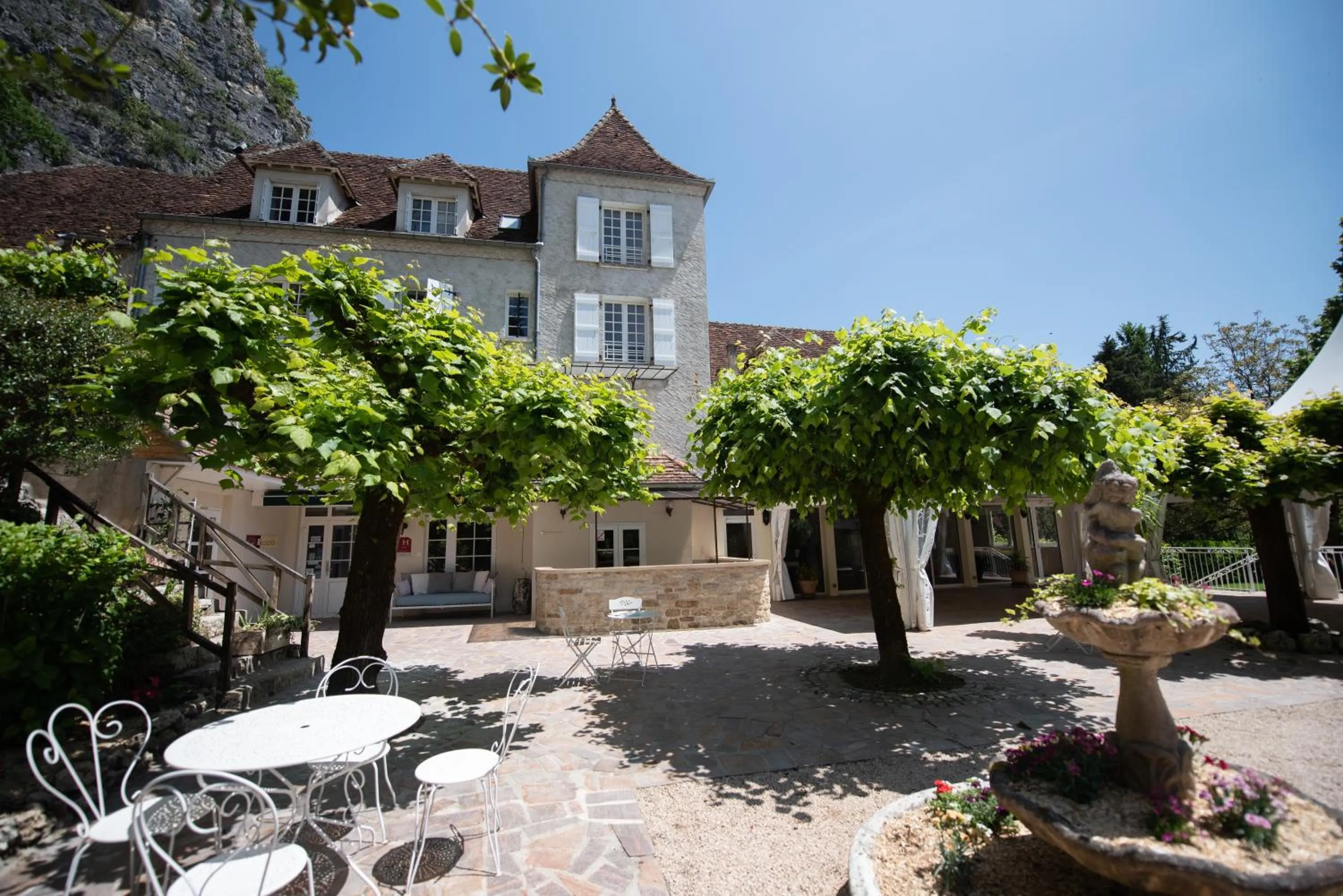 Property building in Logis Hôtels - Hôtel Restaurant Domaine Les Falaises