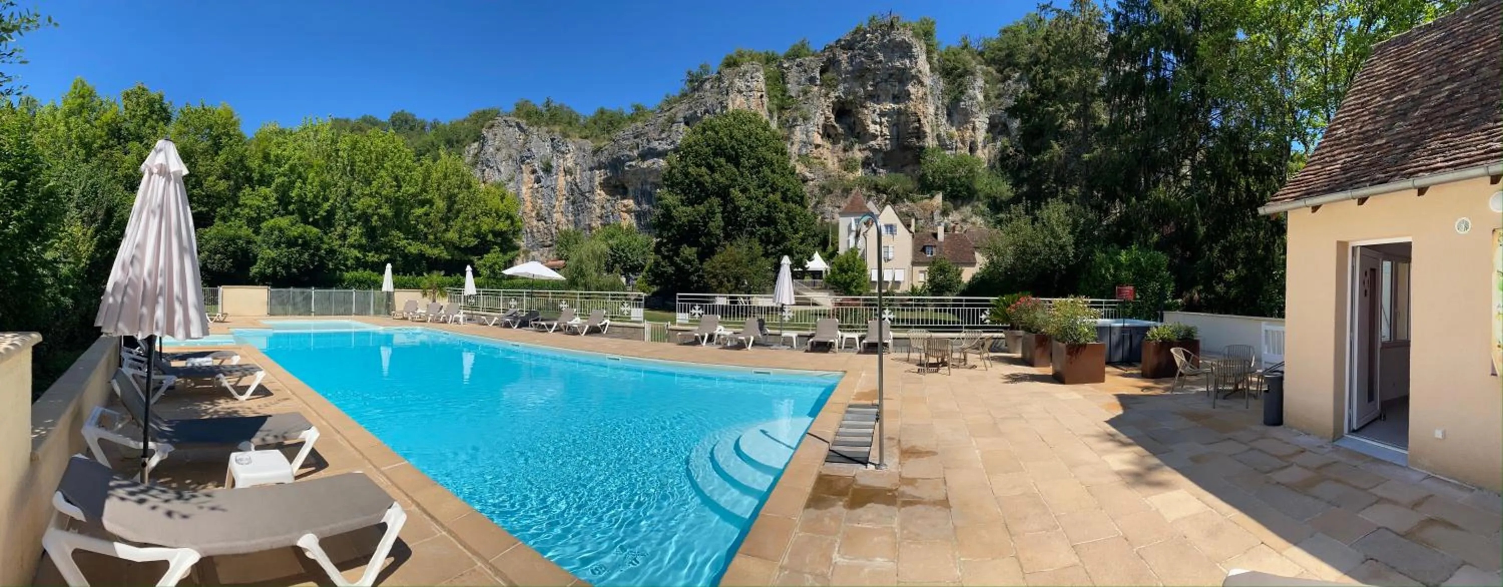 Swimming pool in Logis Hôtels - Hôtel Restaurant Domaine Les Falaises
