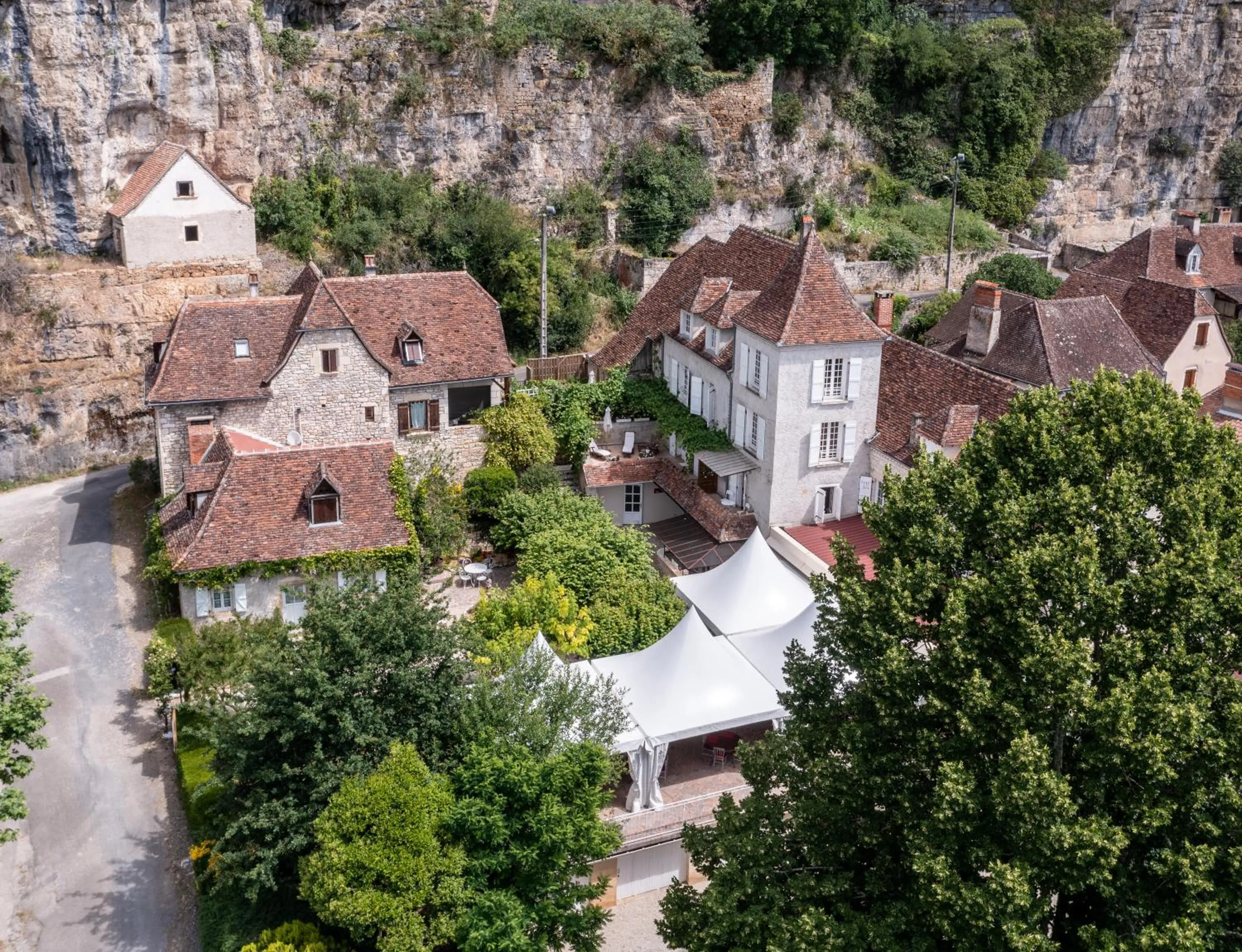 Property building in Logis Hôtels - Hôtel Restaurant Domaine Les Falaises
